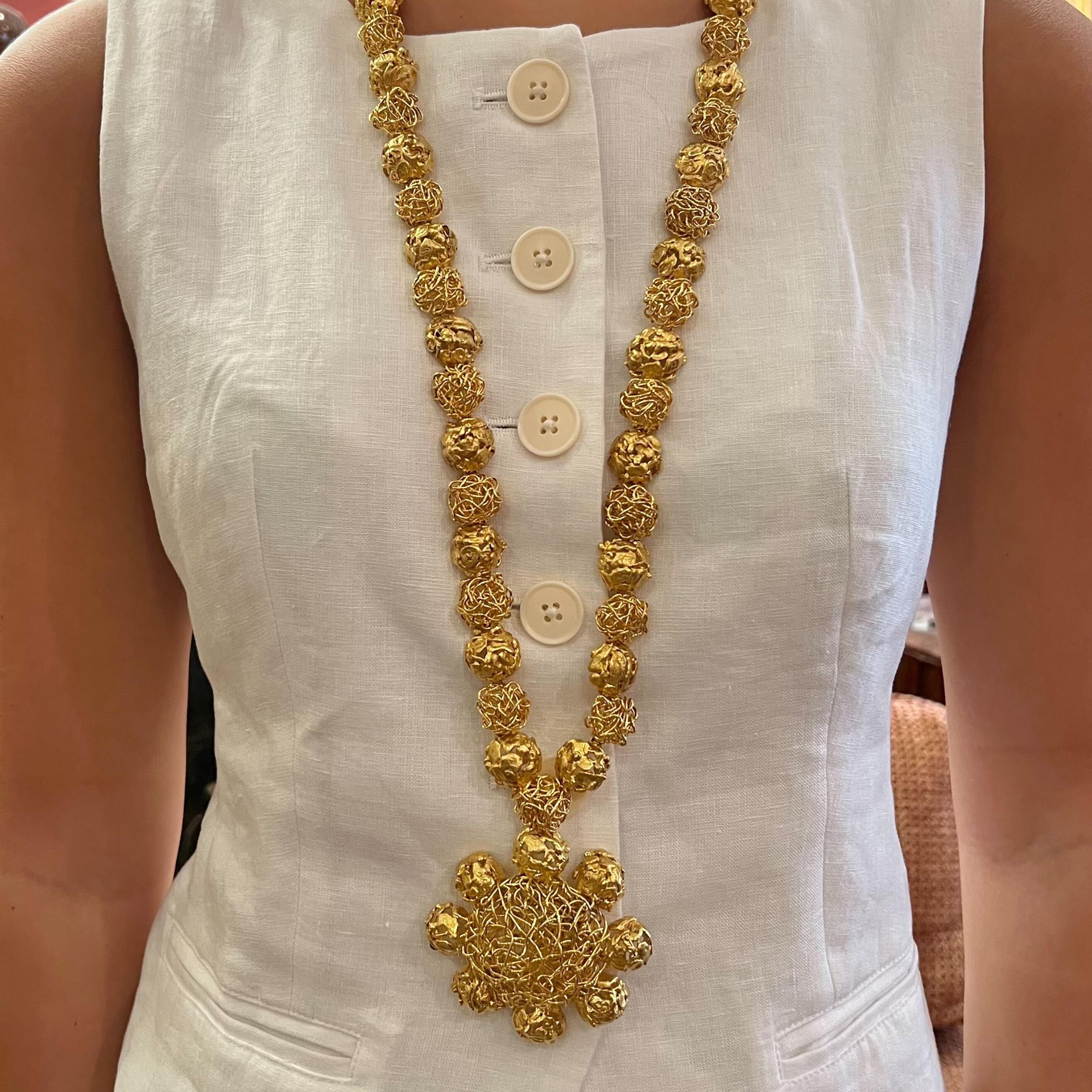 Donna MEISTER Textured Gold Foliate Pendant Necklace in vendita
