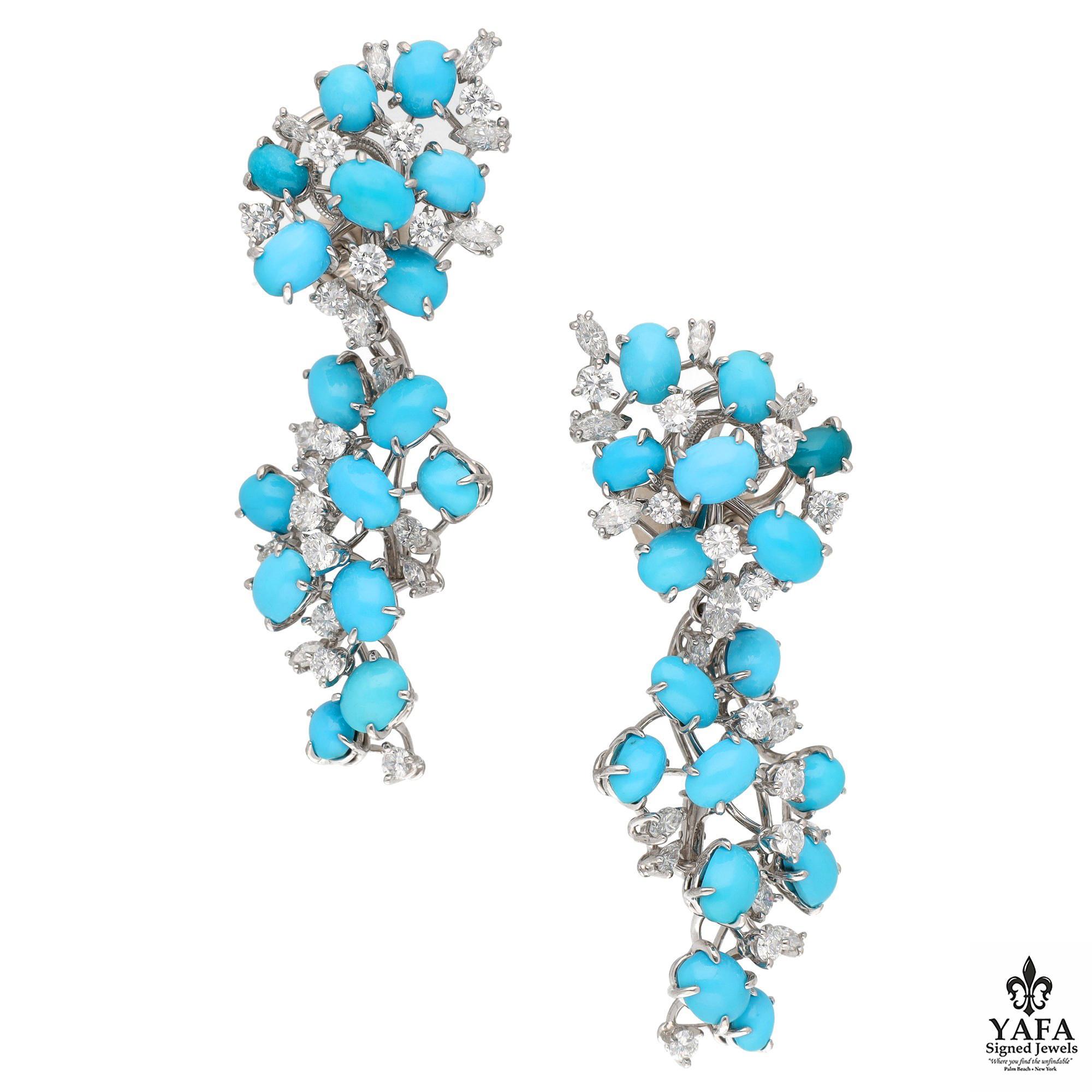 Il braccialetto composto da più fili di perline di turchese, incastonati a intervalli con diamanti di varie forme e rifinito con una chiusura con cabochon di turchese e diamanti rotondi, è arricchito da fermagli per orecchie staccabili con lo stesso