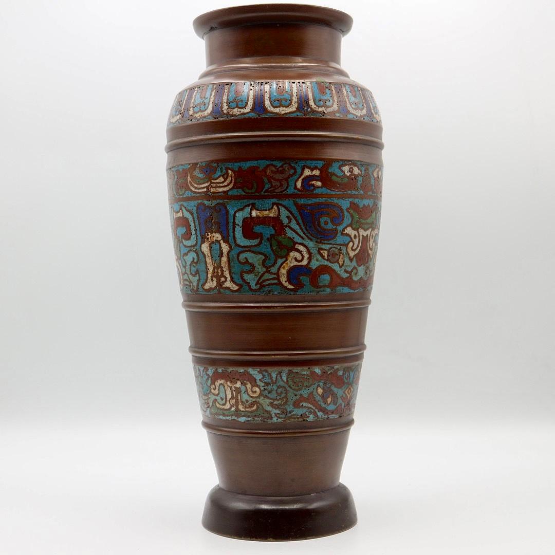 Vase en bronze Japon période Mejji (1868-1912), émail cloisonné,
 hauteur : 31 cm, diamètre : 11 cm.