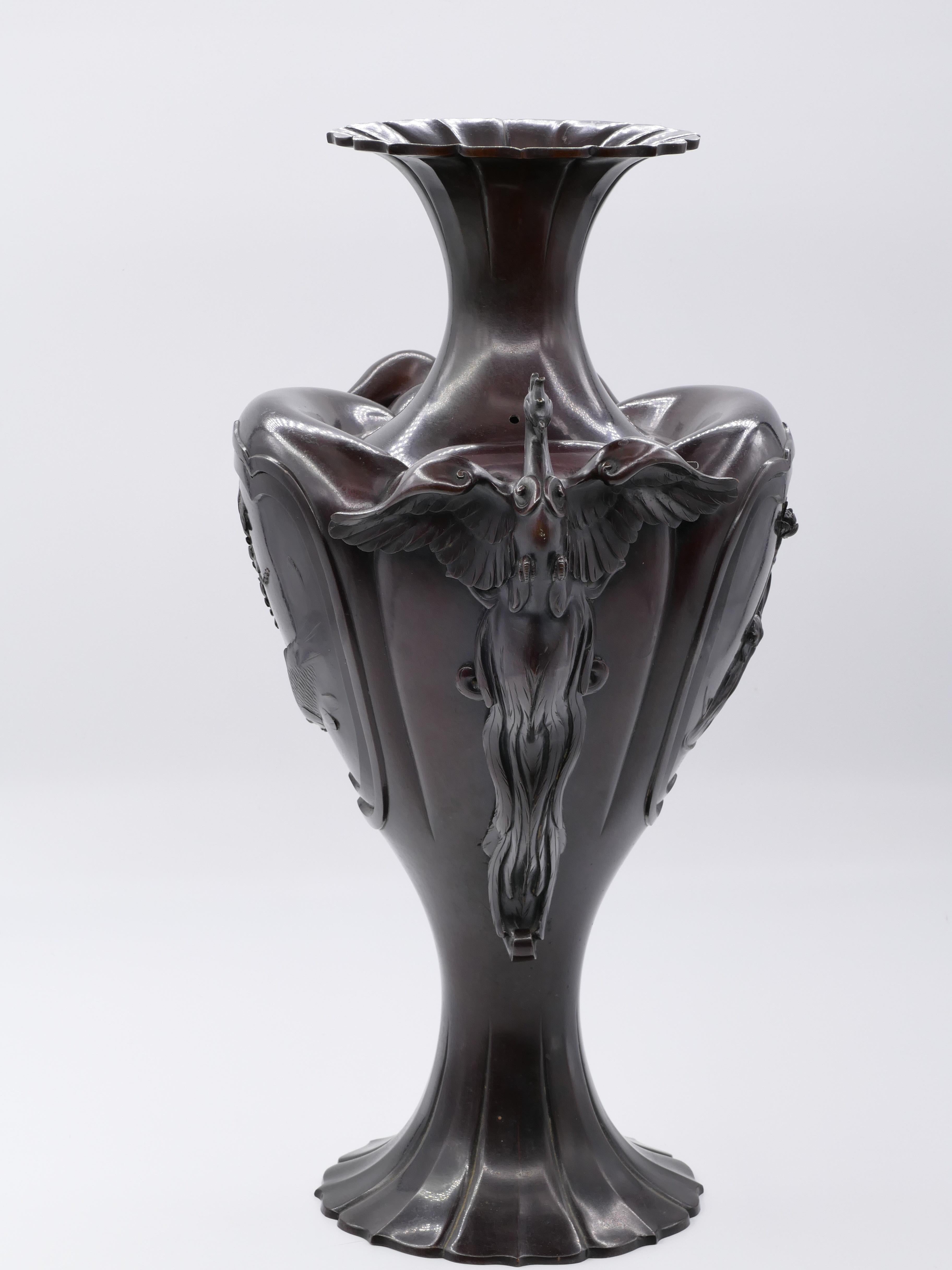 Cette amphore en bronze de Meji est un superbe vase en bronze décoré d'une représentation de fleurs et de grenouilles et, sur les côtés, d'un phénix. Vase japonais de la période Meji (1868-1912).

En excellent état, à l'exception d'un trou percé