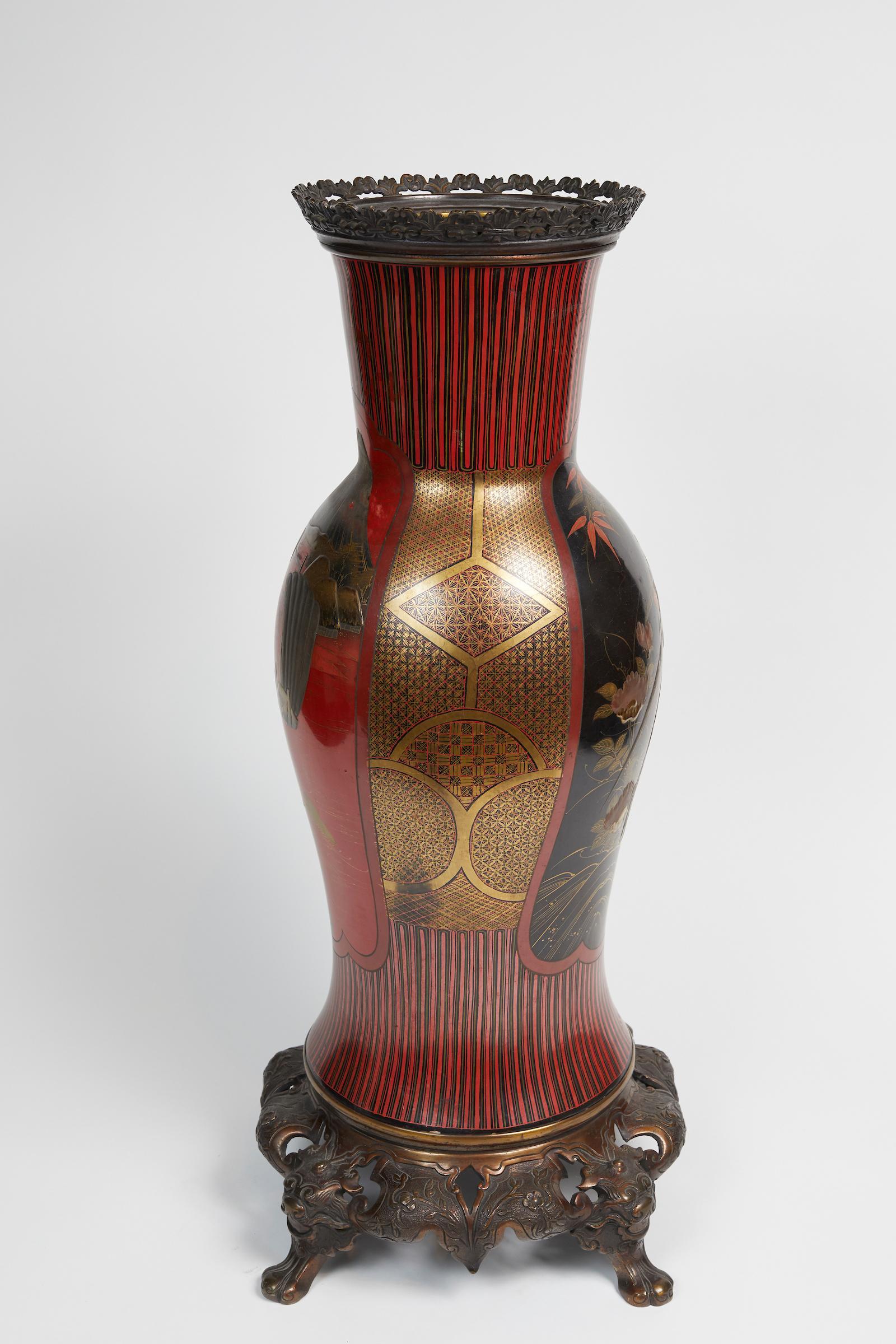Meji Period Red and Black Ceramic Japanese Vase Representing a Landscape In Good Condition In Montreal, QC