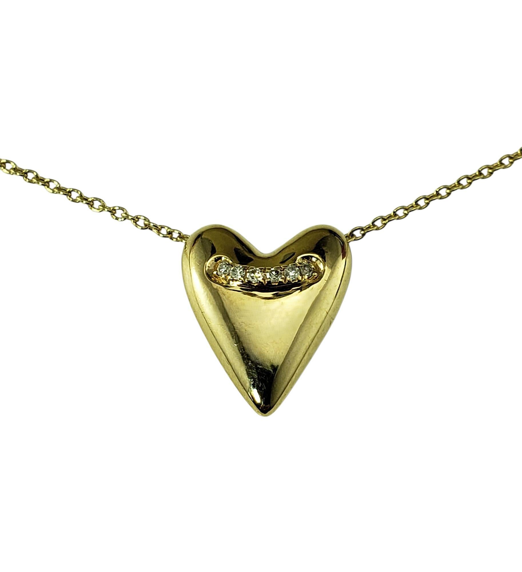 Mejuri - Collana con ciondolo a forma di cuore in oro giallo 14 carati e diamanti.

Una rivisitazione moderna di un classico simbolo d'amore: questo ciondolo a cuore Mejuri è realizzato in oro giallo 14 carati e ornato da sei diamanti rotondi a