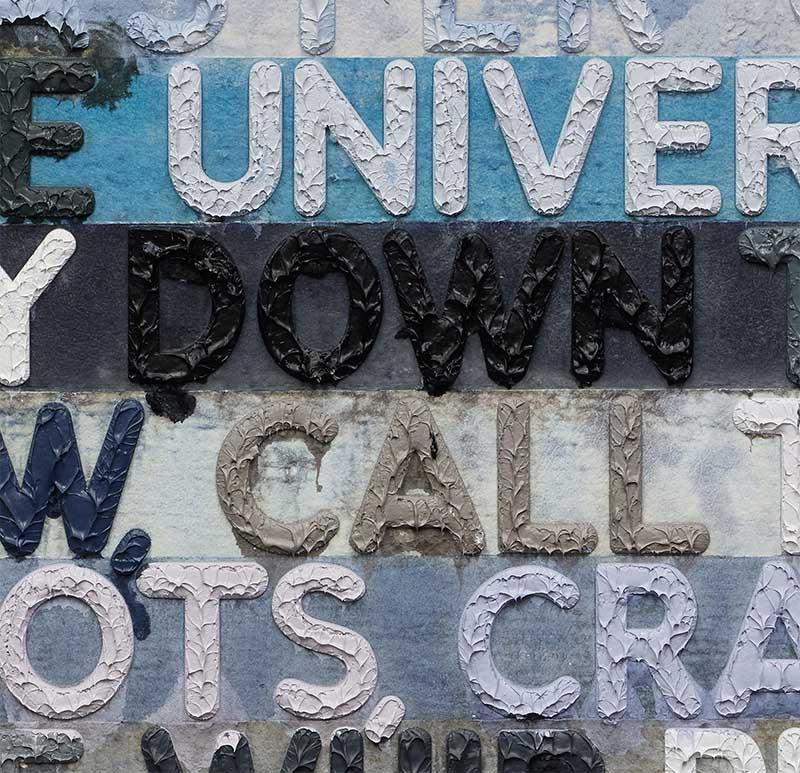 Una atrevida obra de arte del renombrado artista conceptual estadounidense Mel Bochner Head Honcho, 2013 presenta una impresionante paleta de colores brillantes. Rayas horizontales de papel Twinrocker teñido a mano de distintos colores se unen en