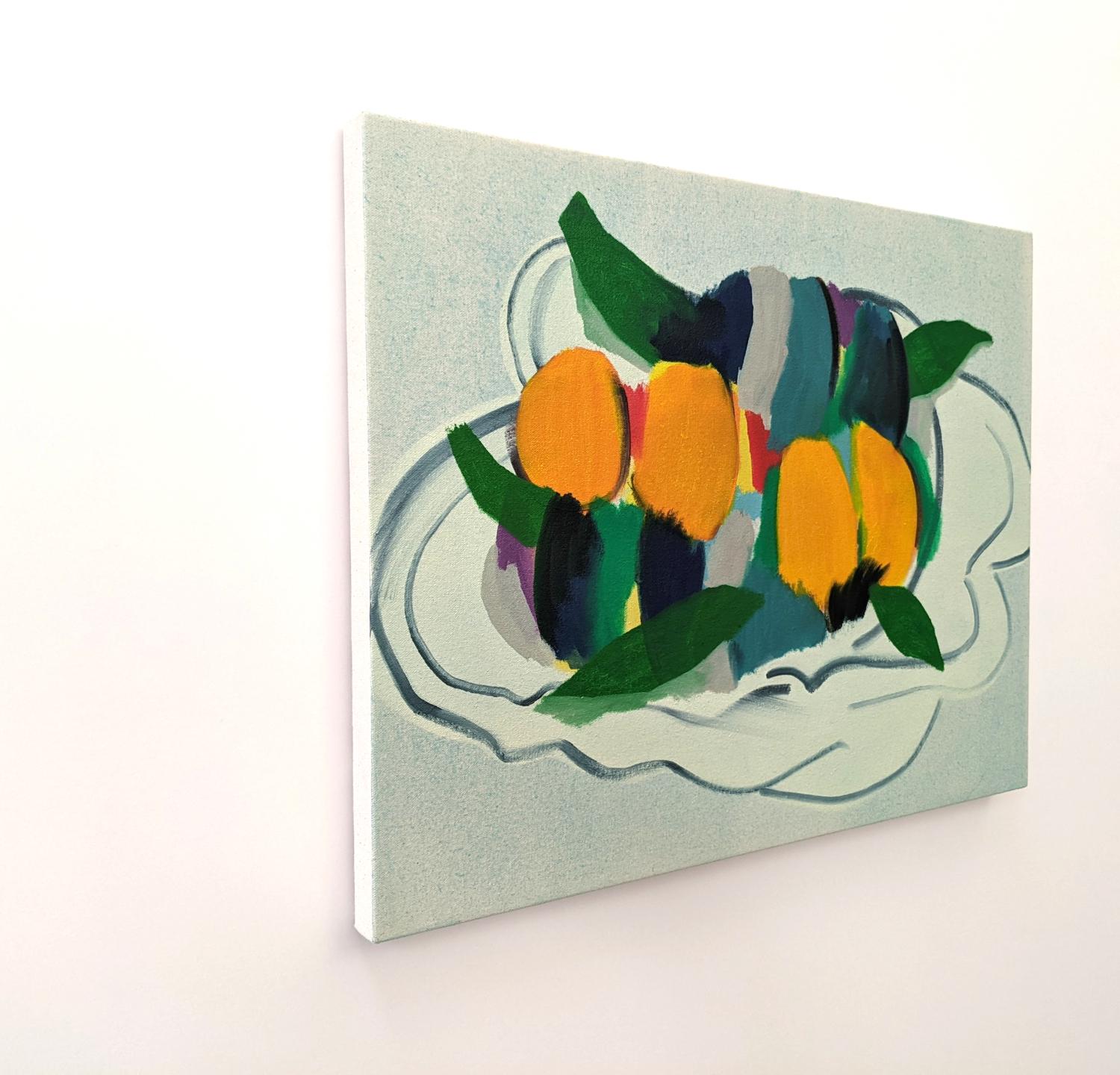 Avec des couleurs vives qui ressortent de la toile, l'artiste montréalaise Mel Davis crée des natures mortes dans son propre style abstrait contemporain. Cette peinture à l'huile représentant des fruits est rendue en orange vif, turquoise et vert