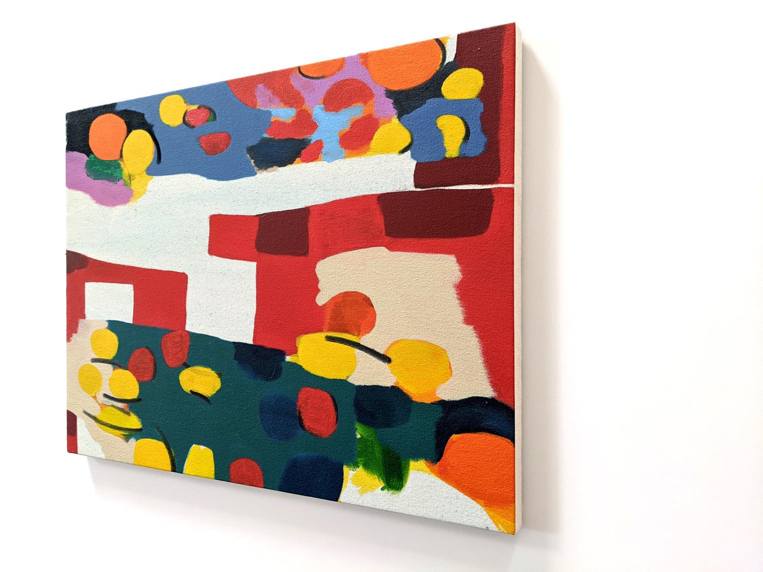 In dieser bezaubernden abstrakten Komposition der in Montreal geborenen Mel Davis heben sich leuchtende Farben in Orange, Gelb, Tiefblau und Mauve vom Hintergrund einer roten Tischdecke ab. Davis wurde von den farbenfrohen und fließenden Arbeiten
