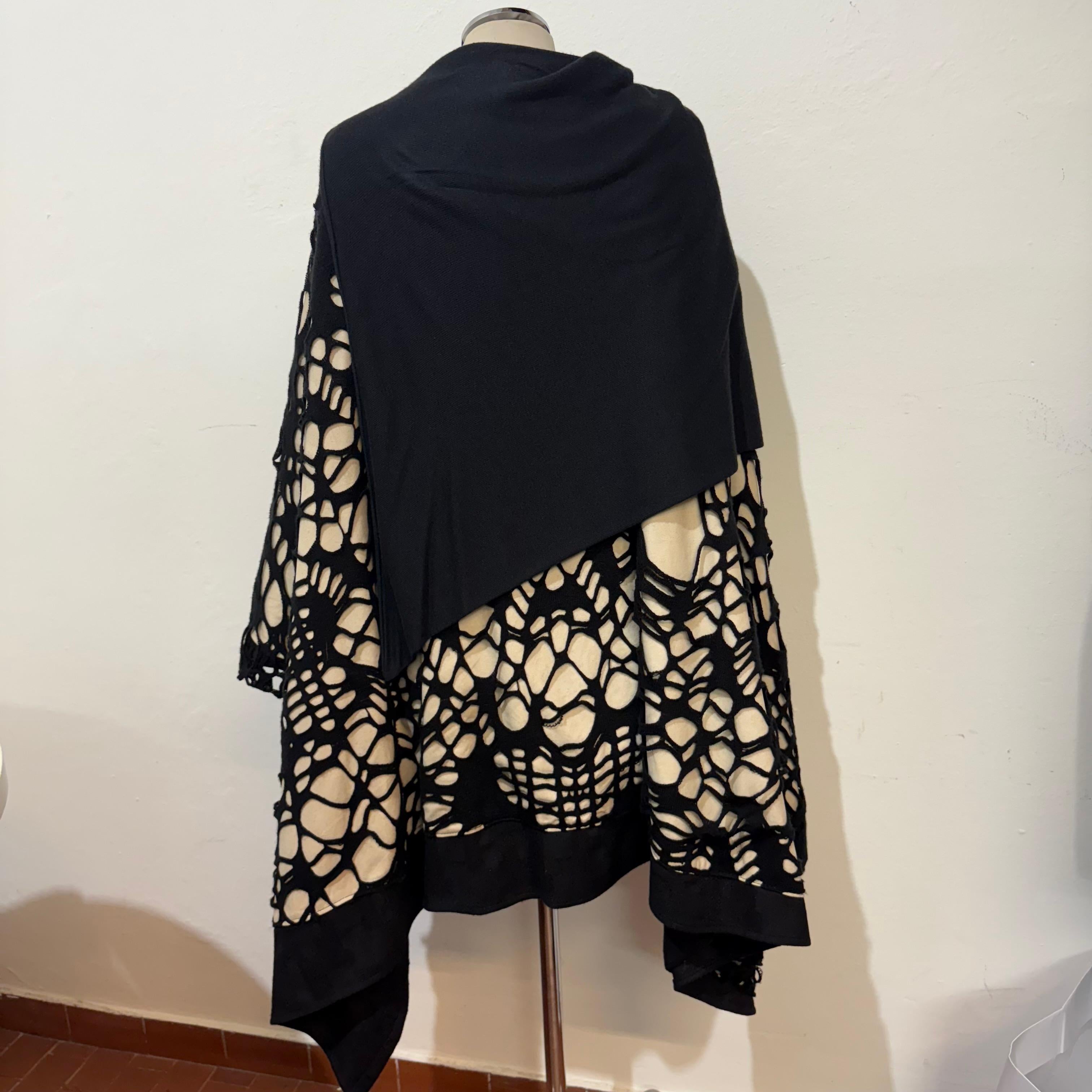 Mantella di tendenza di By Mel en Stel New York City
Lana
Colore nero con fori 