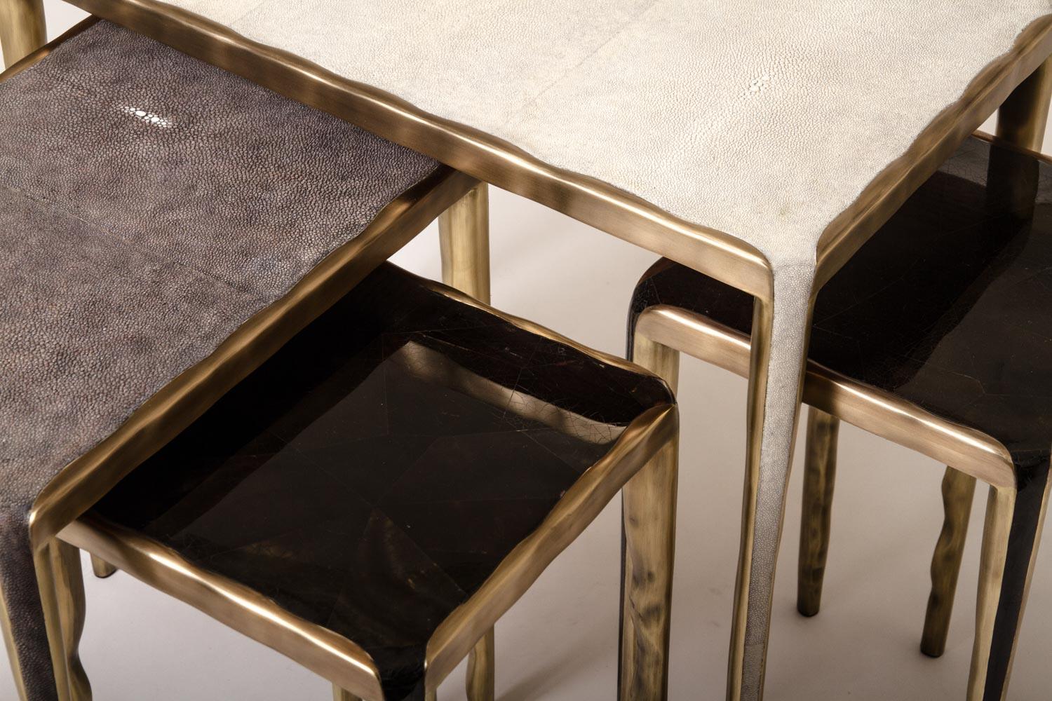 Tables basses gigognes en galuchat, coquillage et laiton de R & Y Augousti en vente 2
