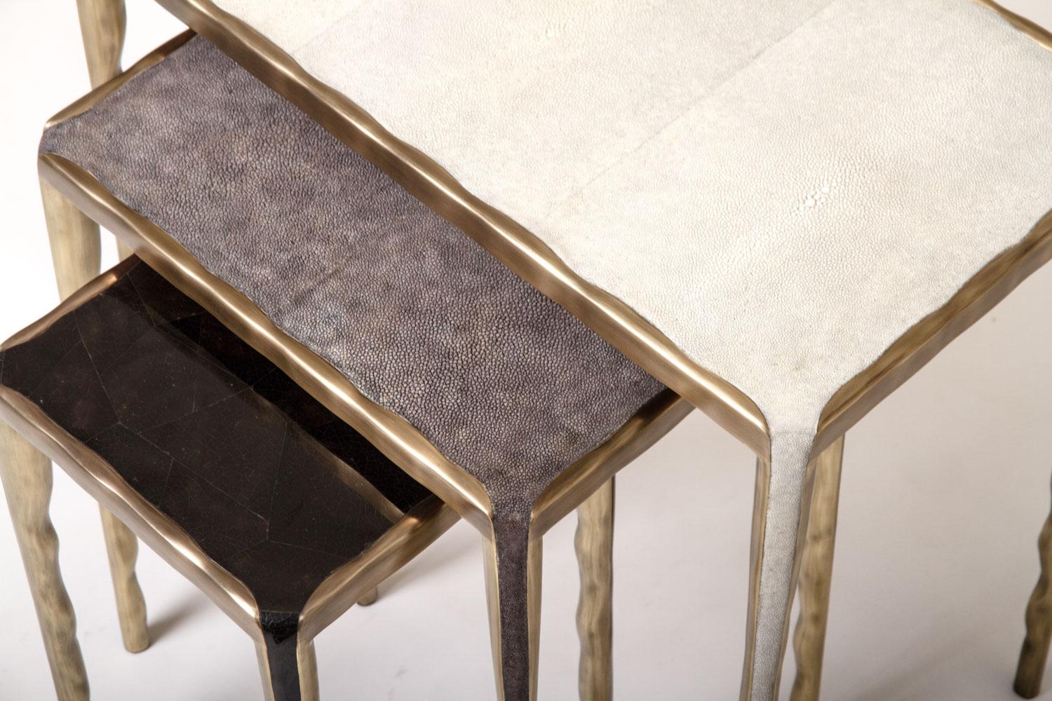 Table d'appoint en galuchat flottant avec détails en laiton bronze-patina de R&Y Augousti en vente 2
