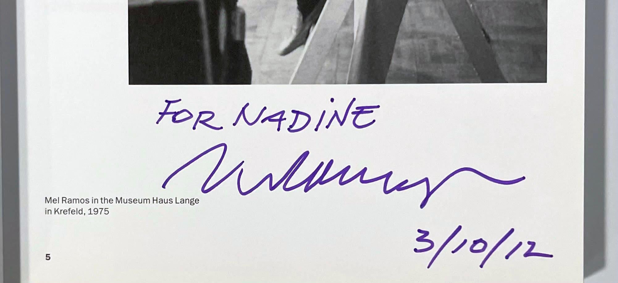 Mel Ramos 50 Years of Pop Art (signé, daté et inscrit à Nadine par Mel Ramos), 2010
Monographie brochée avec jaquette (signée, datée et inscrite par Mel Ramos)
Signé à la main, daté 3/10/12 et dédicacé à Nadine par Mel Ramos en page 5.
8 1/4 × 6 1/2