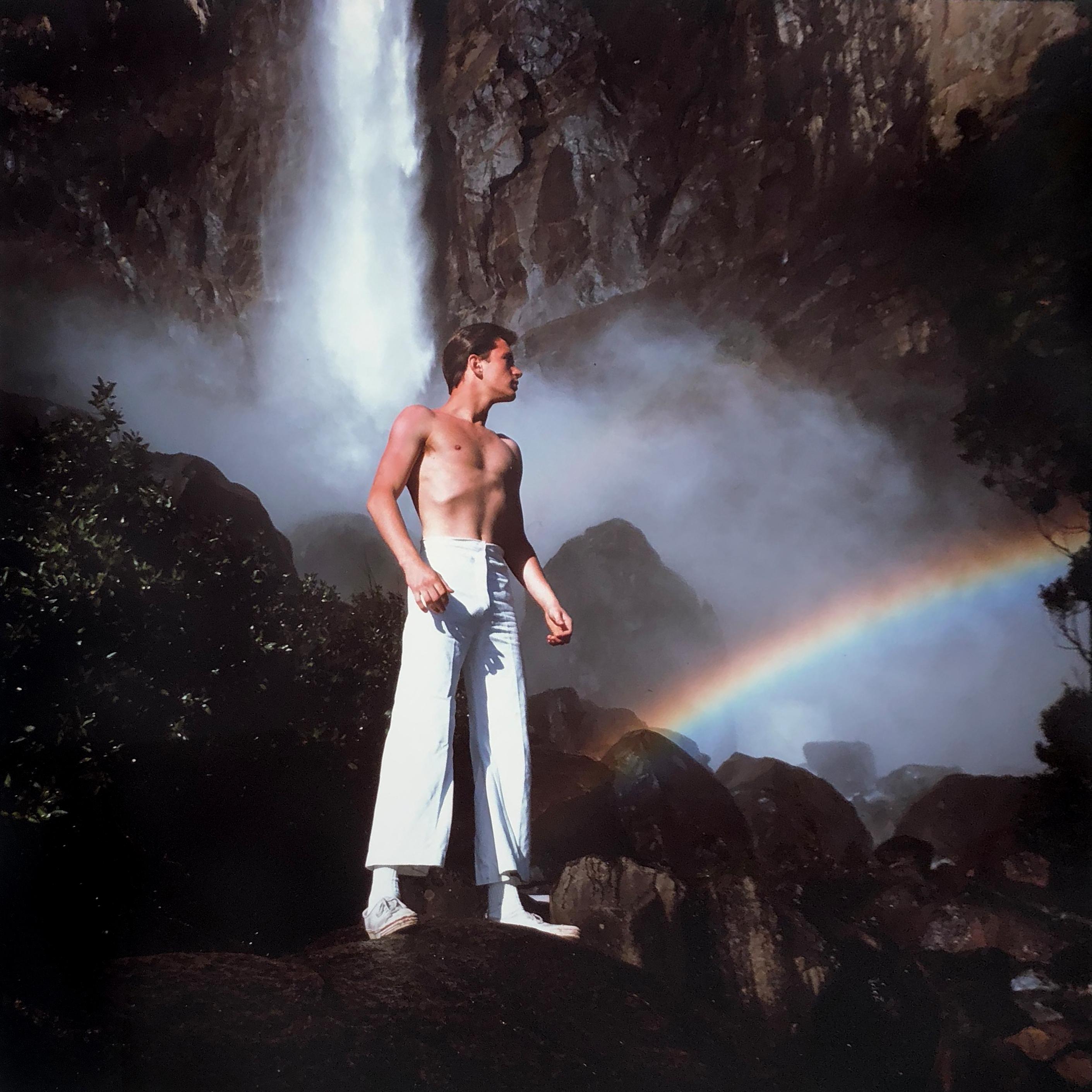 Joey Richards, Yosemite, Brautmodenschleife, 1960er Jahre Queer Jahre, Kalifornien – Photograph von Mel Roberts