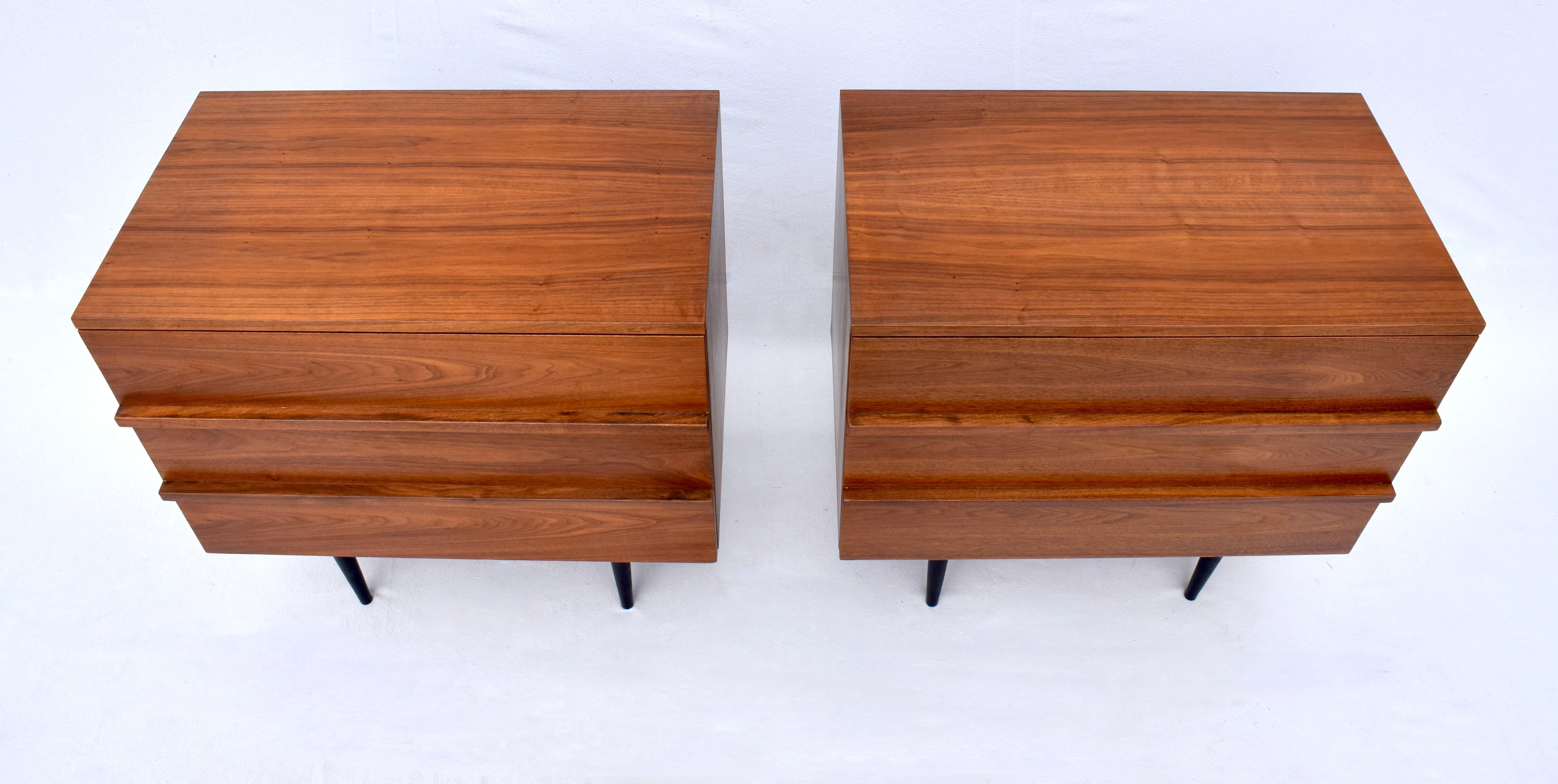 A pair of walnut chests of drawers nightstands designed by Mel Smilow and produced by Smilow-Thielle, USA, 1950s. Fully restored; refinished in excellent vintage condition.
