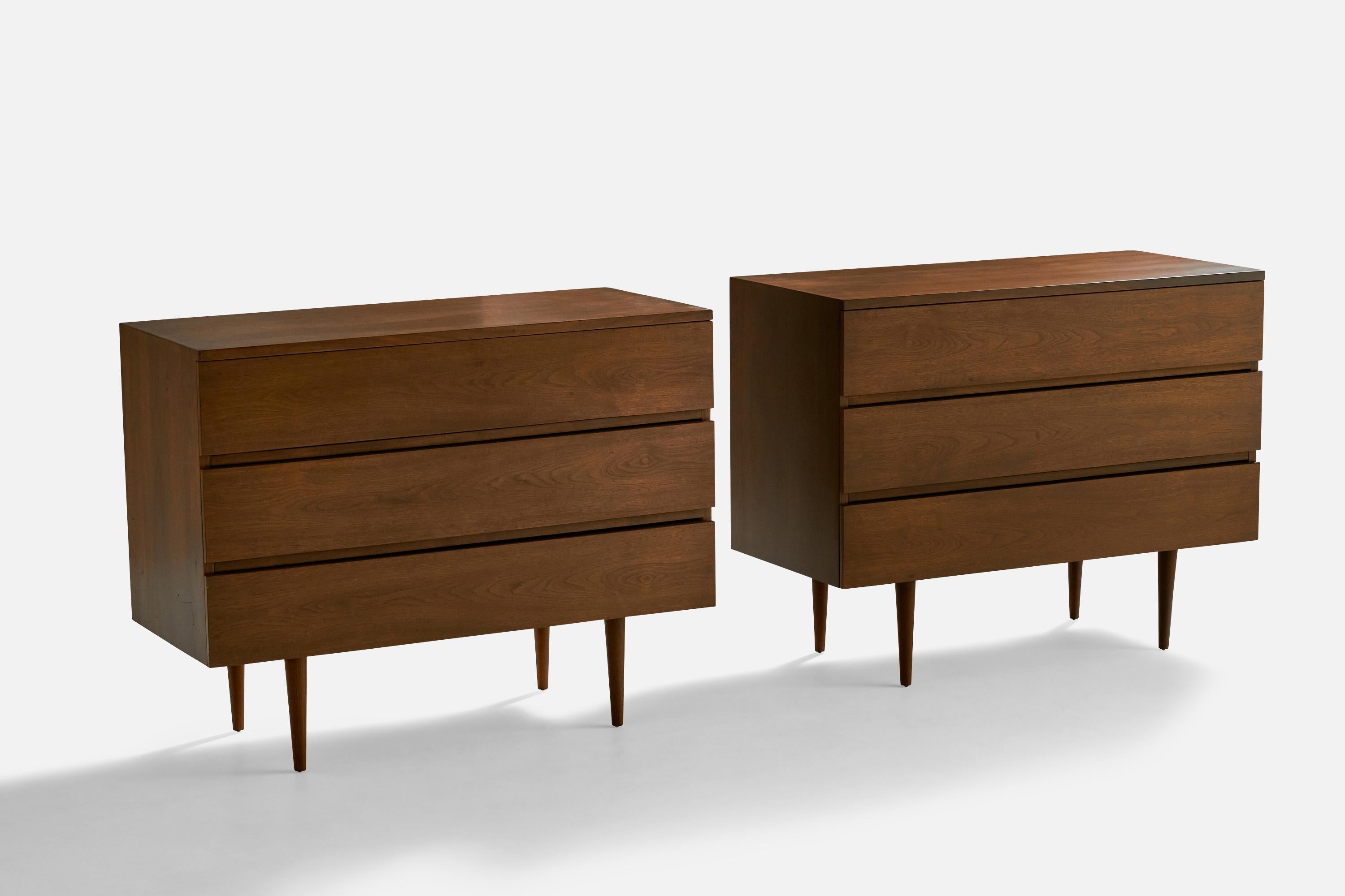 Ein Paar Kommoden aus Nussbaumholz, entworfen von Mel Smilow und hergestellt von Smilow-Thielle, USA, 1950er Jahre.
