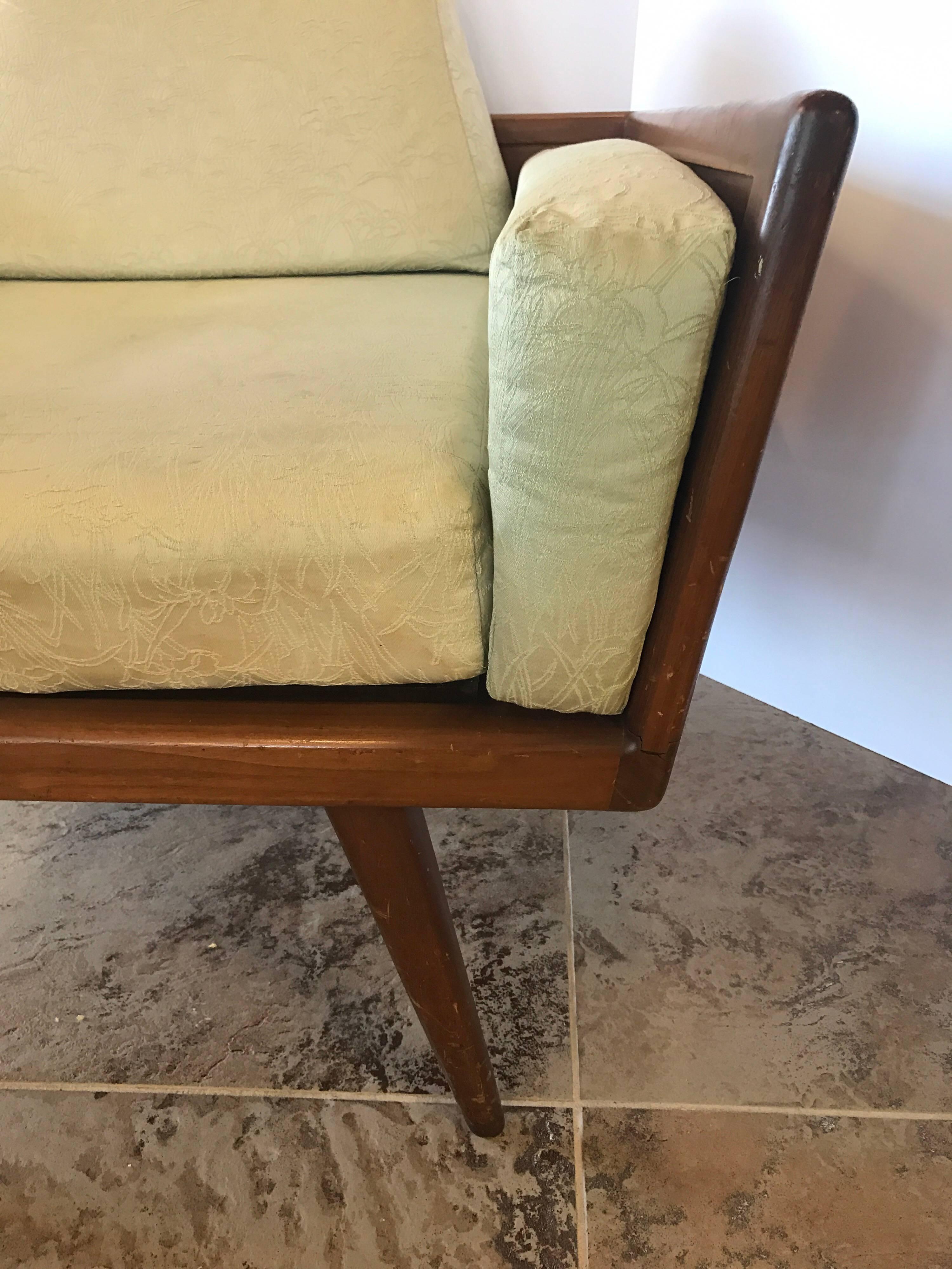 Chaise de salon en noyer signée Mel Smilow pour Smilow Thielle avec tout ce qui est d'origine. Le tissu et les coussins ont besoin d'être retapissés. Structurellement parfait:: et ô combien rare !