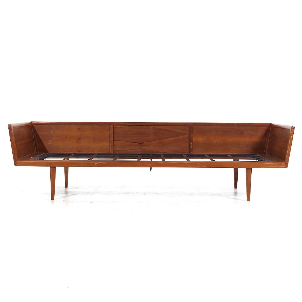 Mel Smilow Mid Century Walnuss Koffer Sofa

Dieses Sofa Rahmen Maßnahmen: 84,5 breit x 31 tief x 22,75 Zoll hoch, mit einer Sitzhöhe von 12 und Armhöhe von 22,75 Zoll

Alle Möbelstücke sind in einem so genannten restaurierten Vintage-Zustand zu