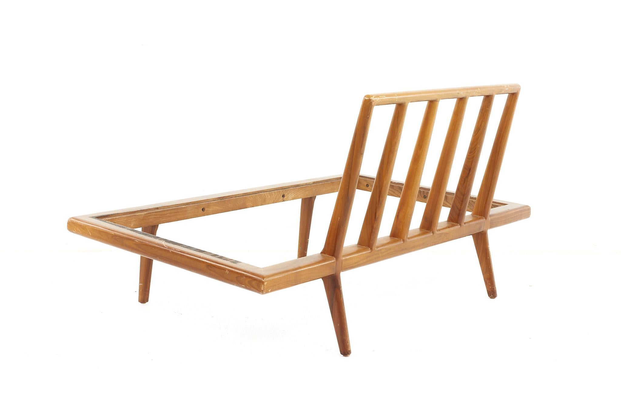 Mel Smilow Mid-Century Wide Walnut Lounge Chair Daybed In Good Condition For Sale In Countryside, IL