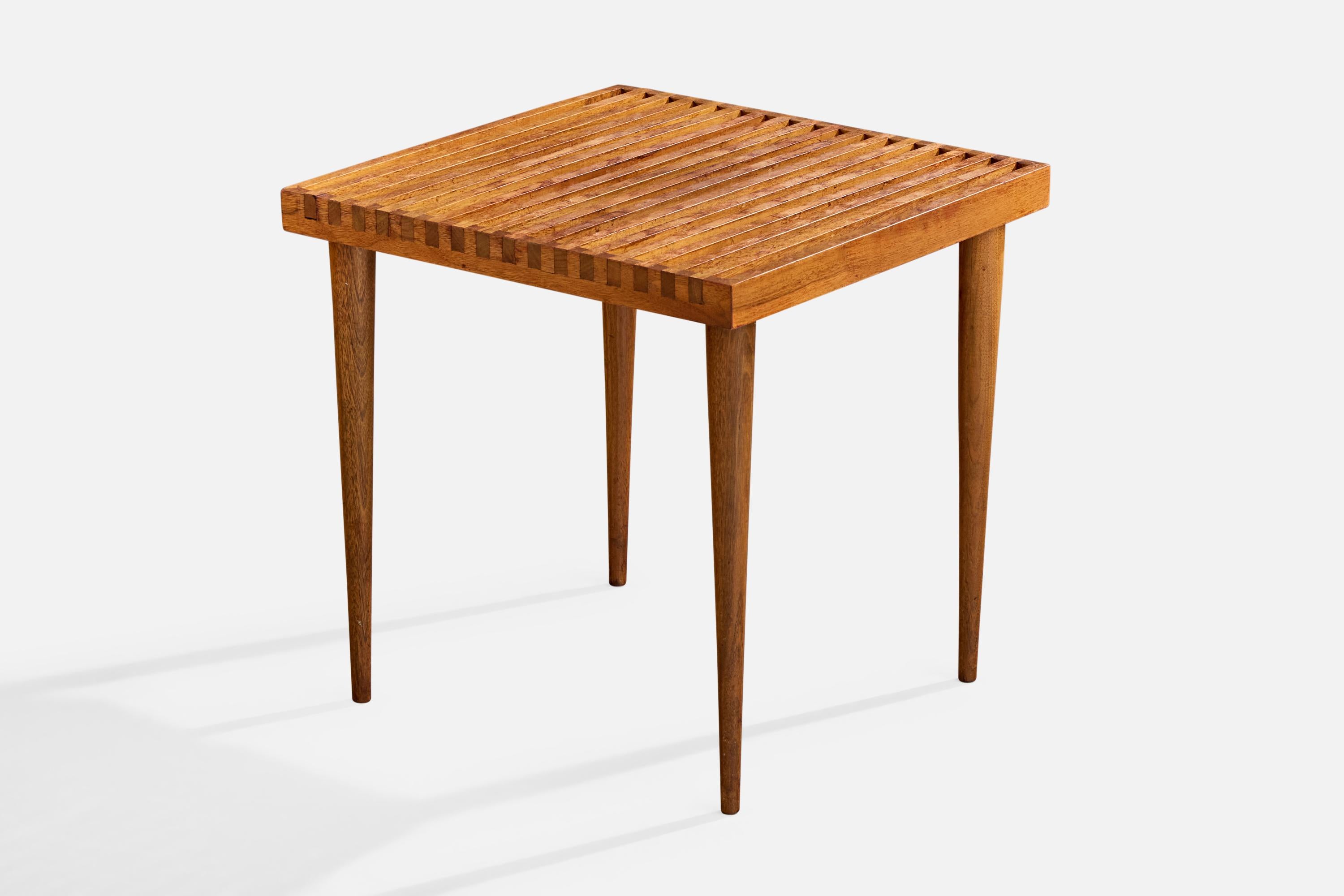Mesa auxiliar de madera diseñada por Mel Smilow y fabricada por Smilow-Thielle, c. 1950.

Dimensiones totales (pulgadas): 18,0 