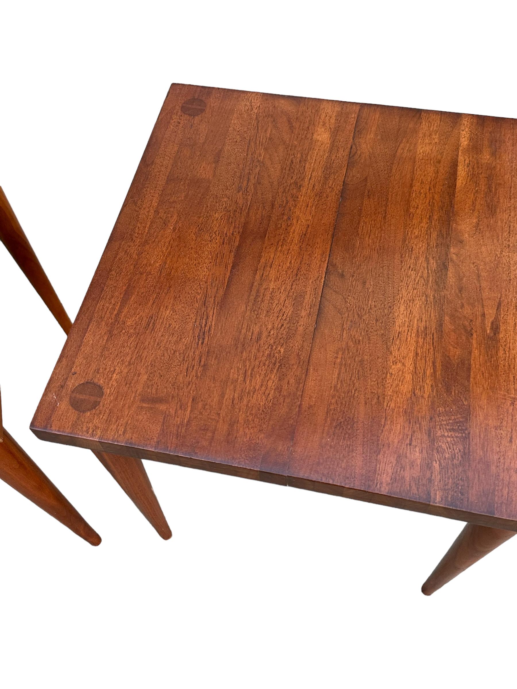 Mid-Century Modern Tables d'appoint empilables Mel Smilow en noyer massif en vente