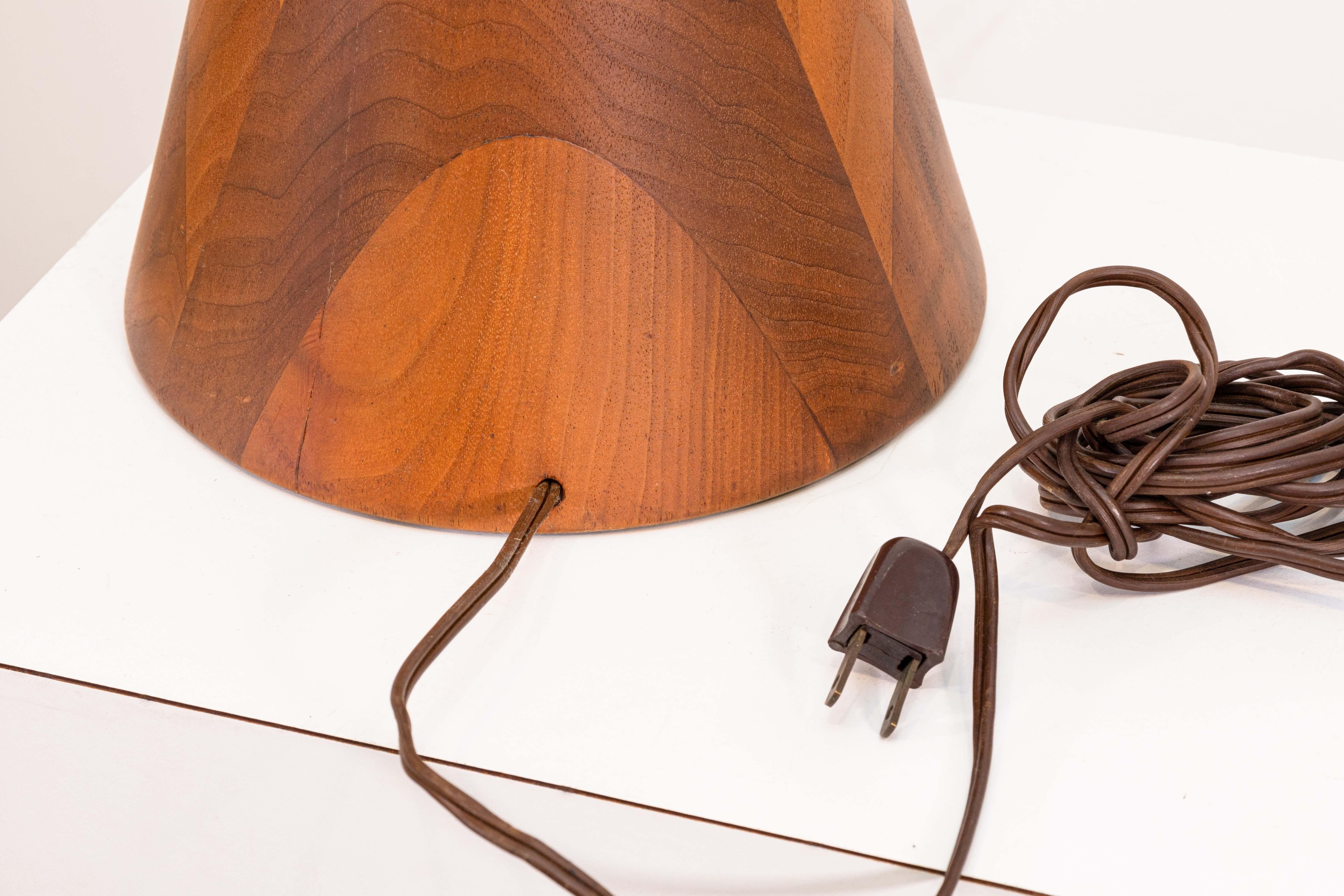 Lampada da tavolo a clessidra di metà secolo in legno di noce e betulla Mel Smilow in vendita 3