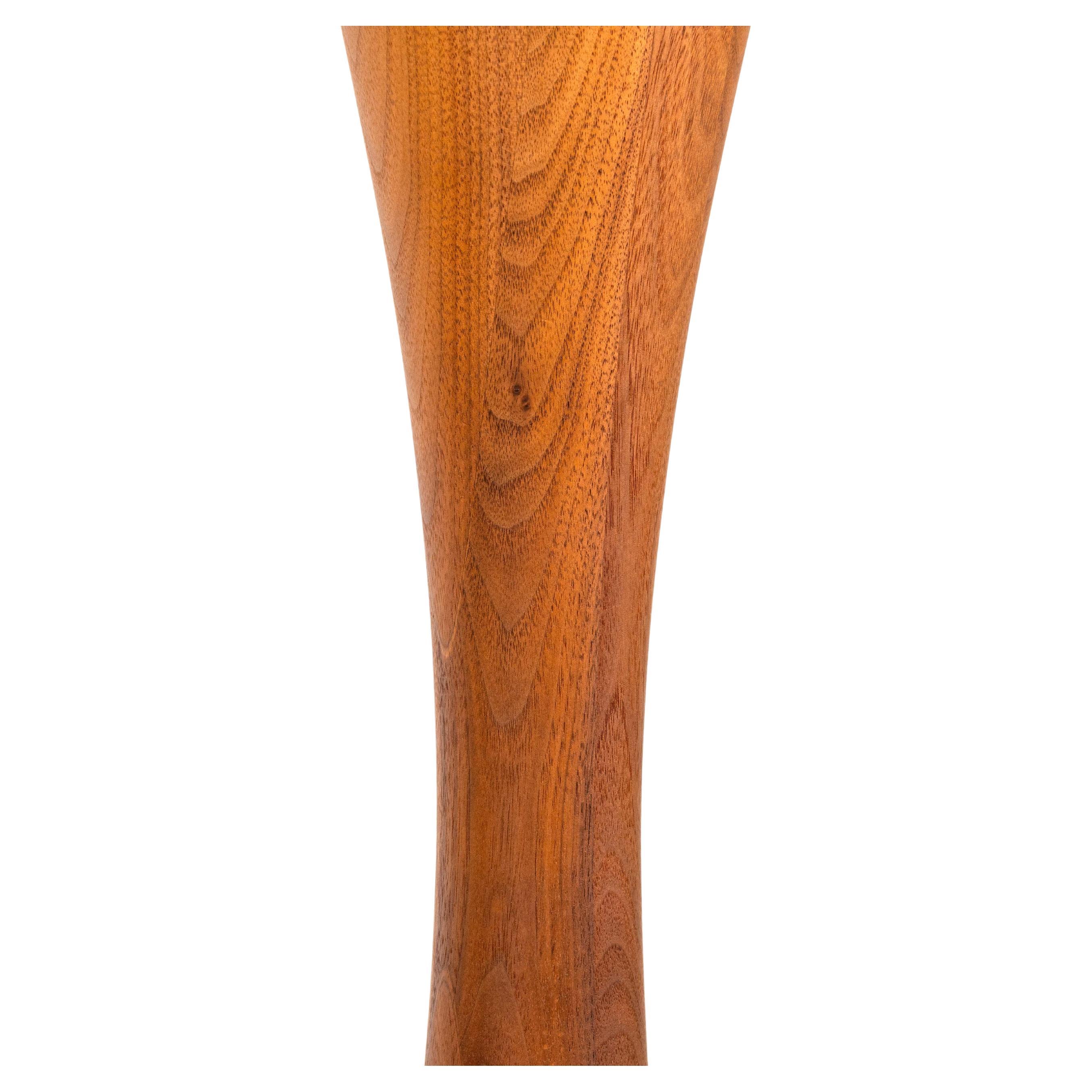 Una lampada da tavolo a clessidra in noce e betulla di Mel Smilow. Una bellissima lampada da tavolo della metà del secolo scorso, caratterizzata da un'incantevole figura a clessidra. Questo pezzo presenta una struttura in legno e un paralume