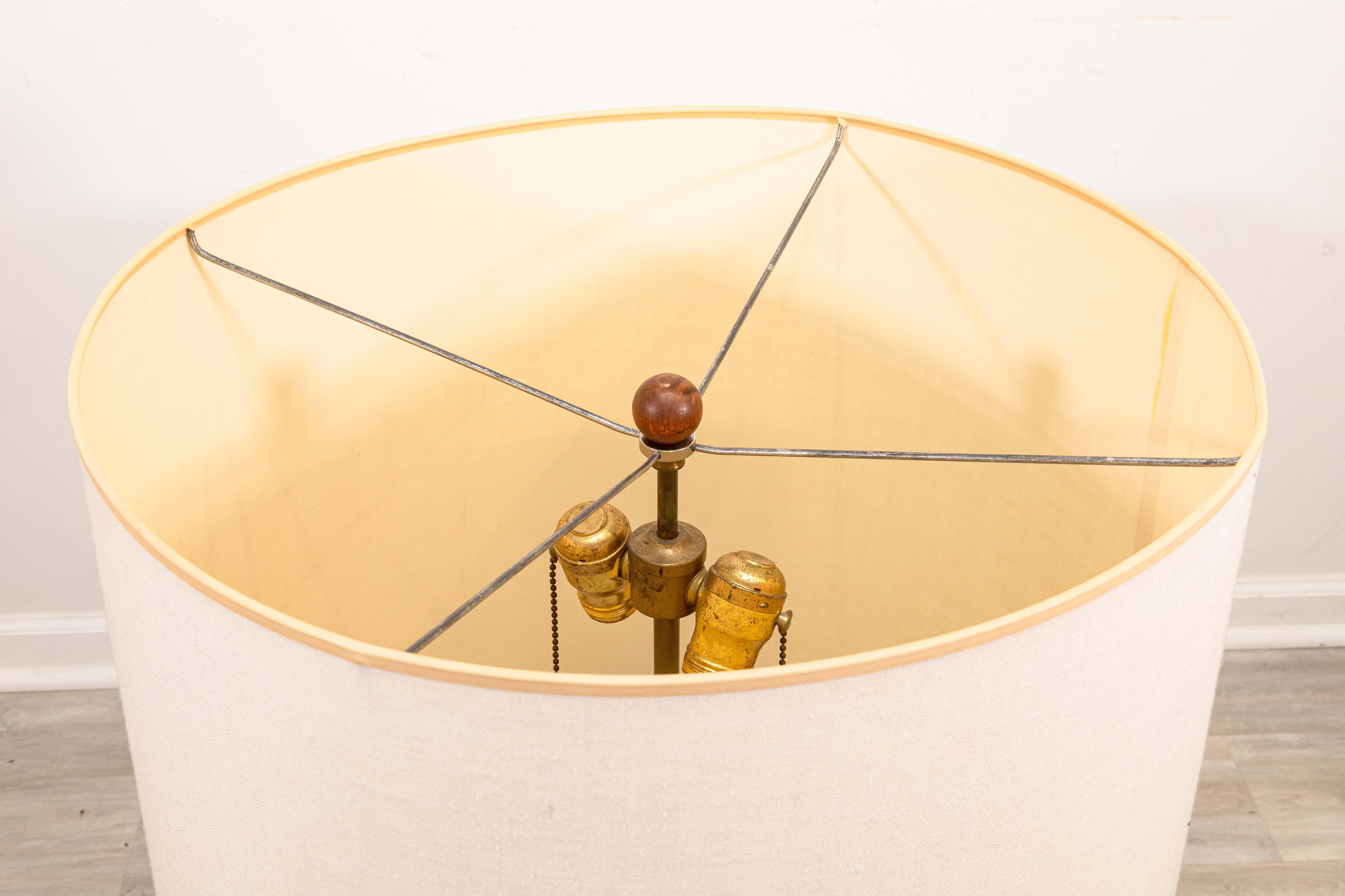 Mid-Century moderno Lampada da tavolo a clessidra di metà secolo in legno di noce e betulla Mel Smilow in vendita