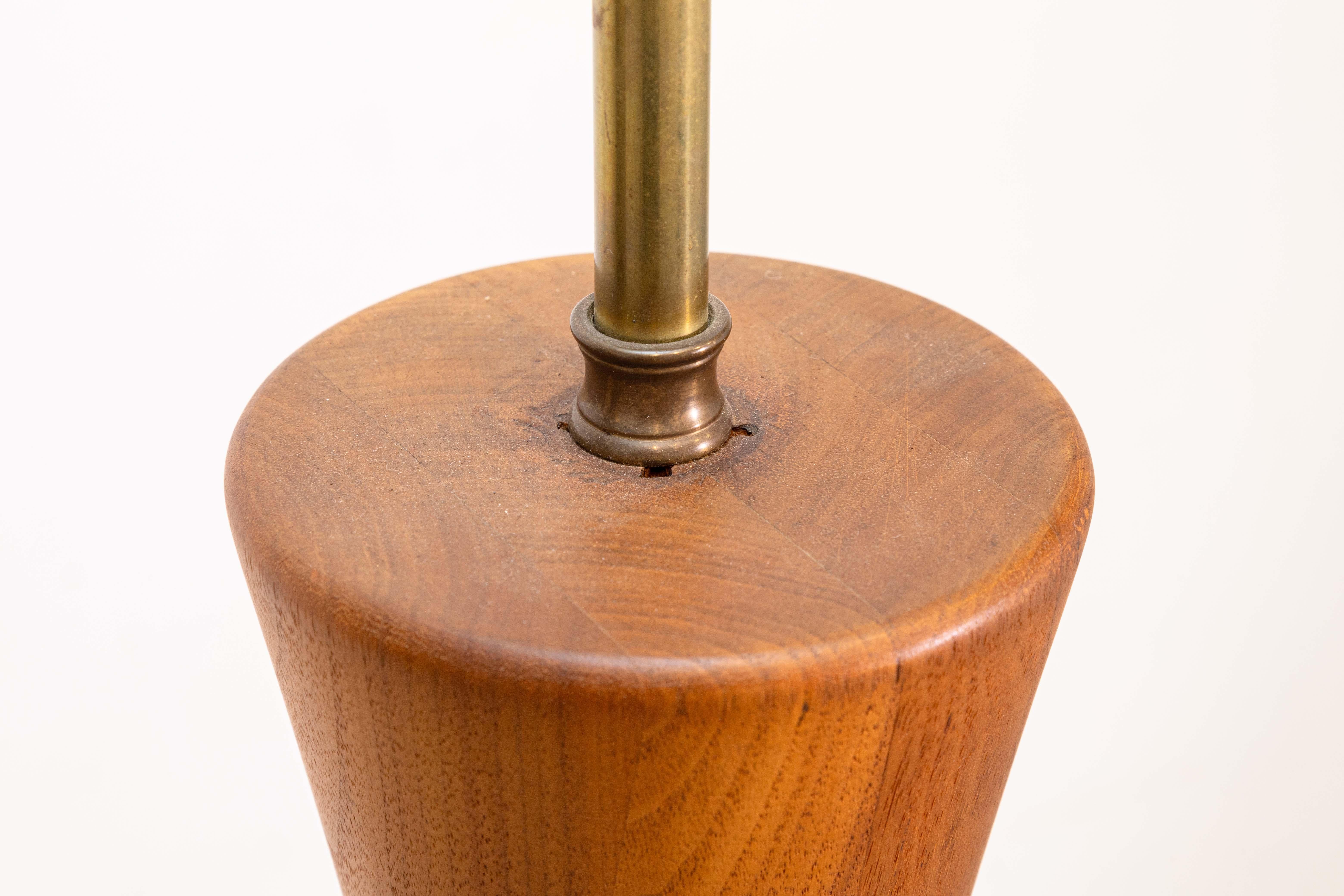 Lampada da tavolo a clessidra di metà secolo in legno di noce e betulla Mel Smilow in vendita 1