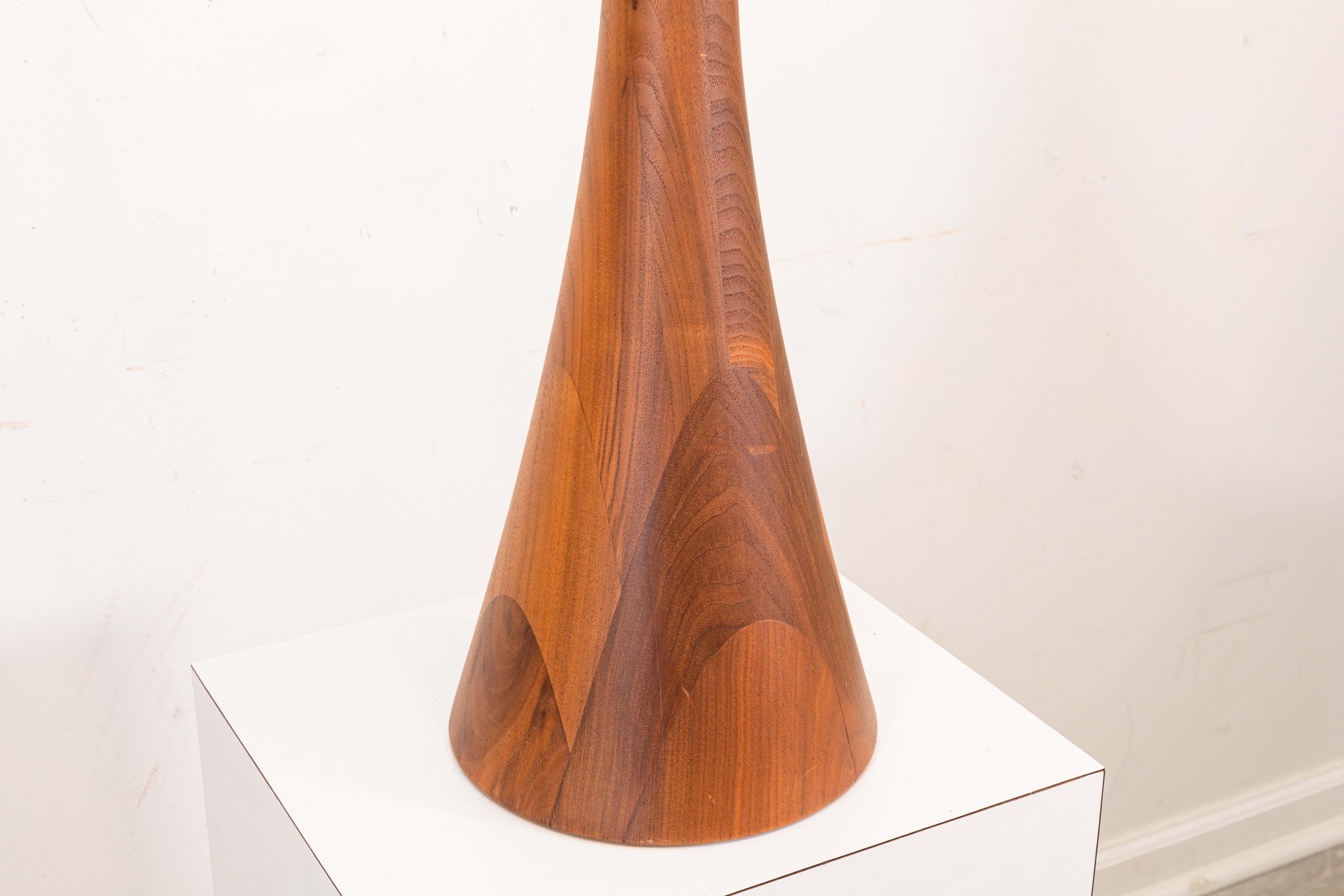 Lampada da tavolo a clessidra di metà secolo in legno di noce e betulla Mel Smilow in vendita 2