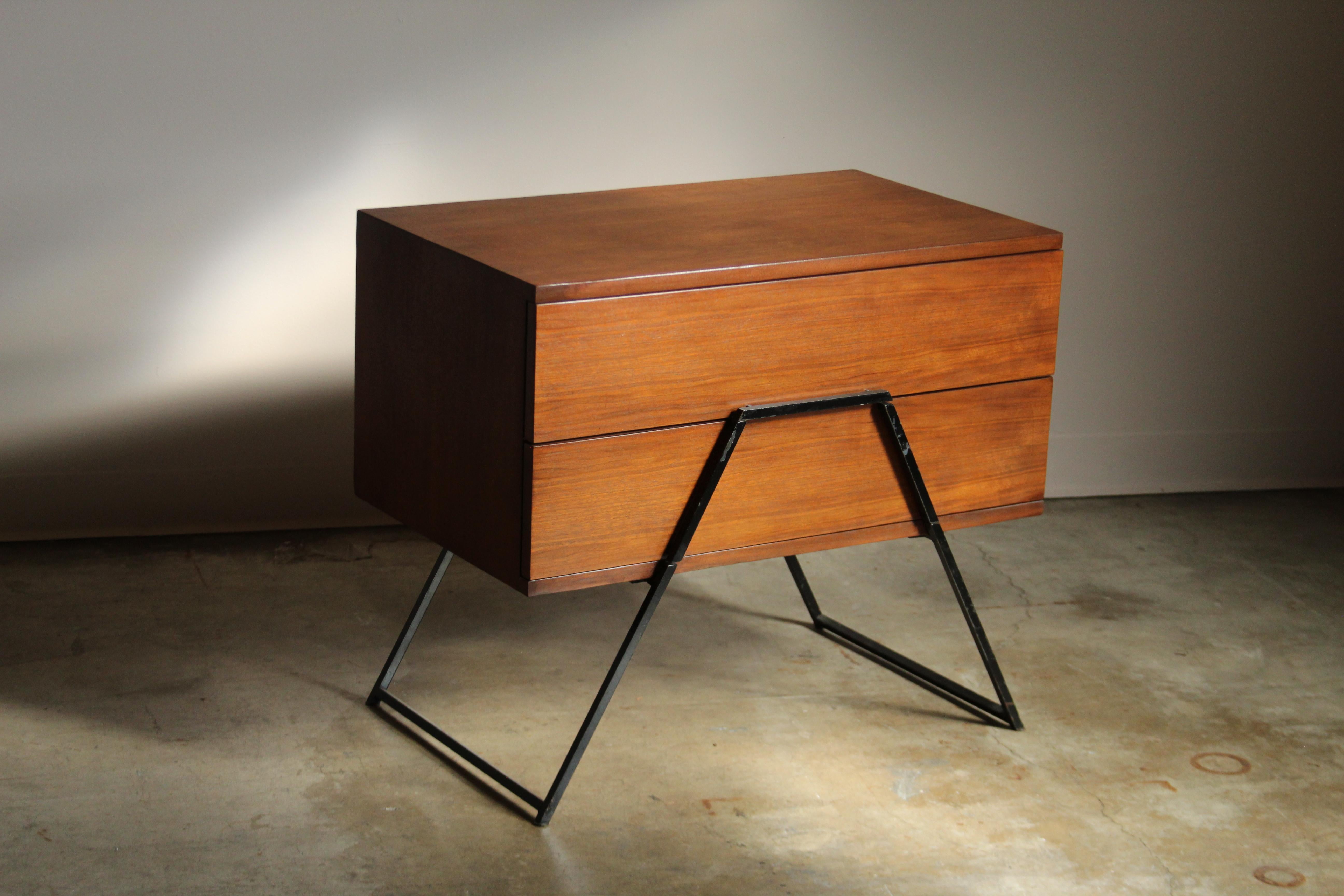 Cassettiera in noce e ferro di Mel Smilow per Red Lion Furniture, anni '50 in vendita 5