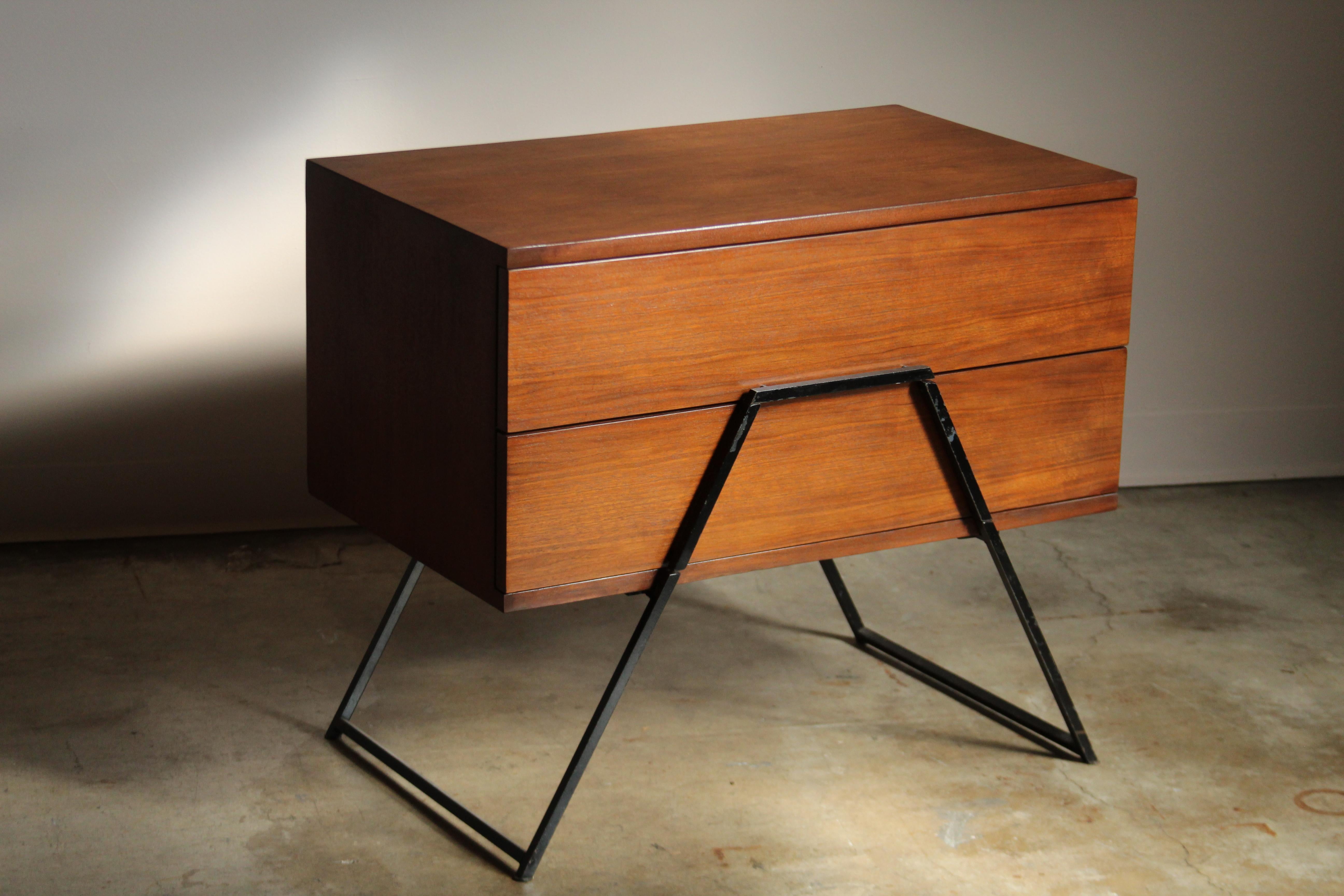 Una meravigliosa e rara cassettiera disegnata da Mel Smilow e prodotta da Red Lion Furniture negli anni '50. Questo pezzo versatile è costituito da una cassa in impiallacciatura di noce con due cassetti, che poggia su una base angolare in metallo