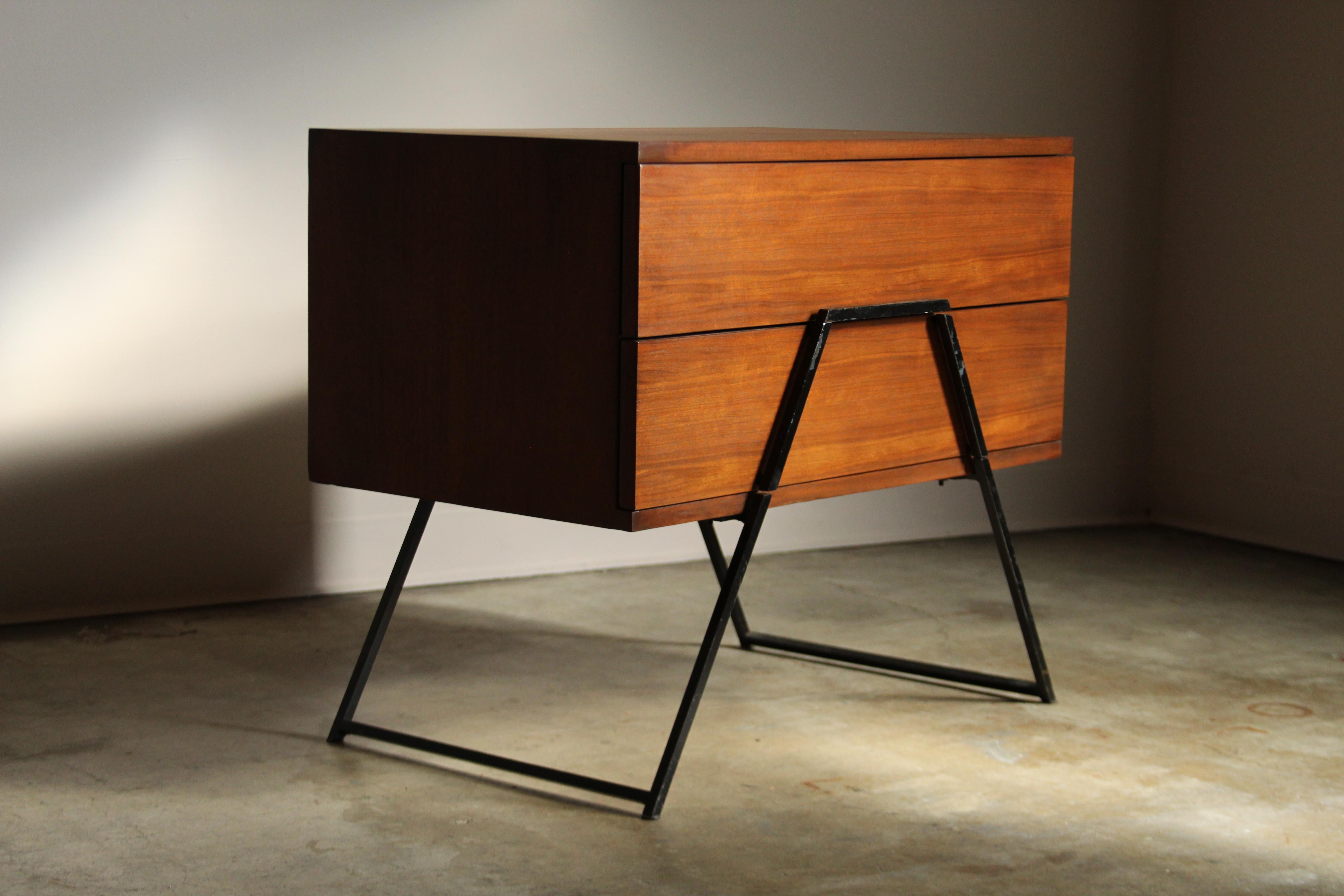Mid-Century moderno Cassettiera in noce e ferro di Mel Smilow per Red Lion Furniture, anni '50 in vendita