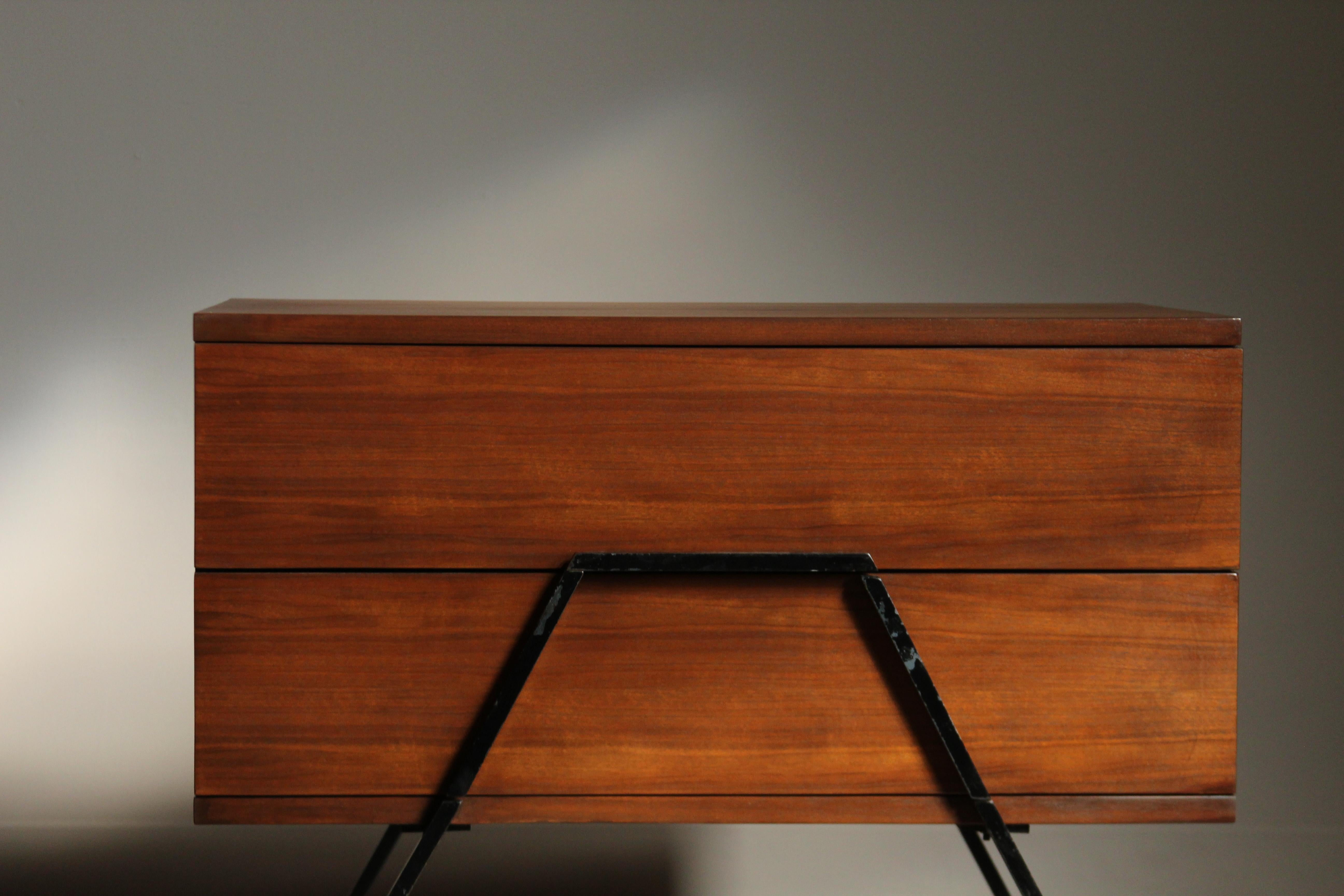 Americano Cassettiera in noce e ferro di Mel Smilow per Red Lion Furniture, anni '50 in vendita