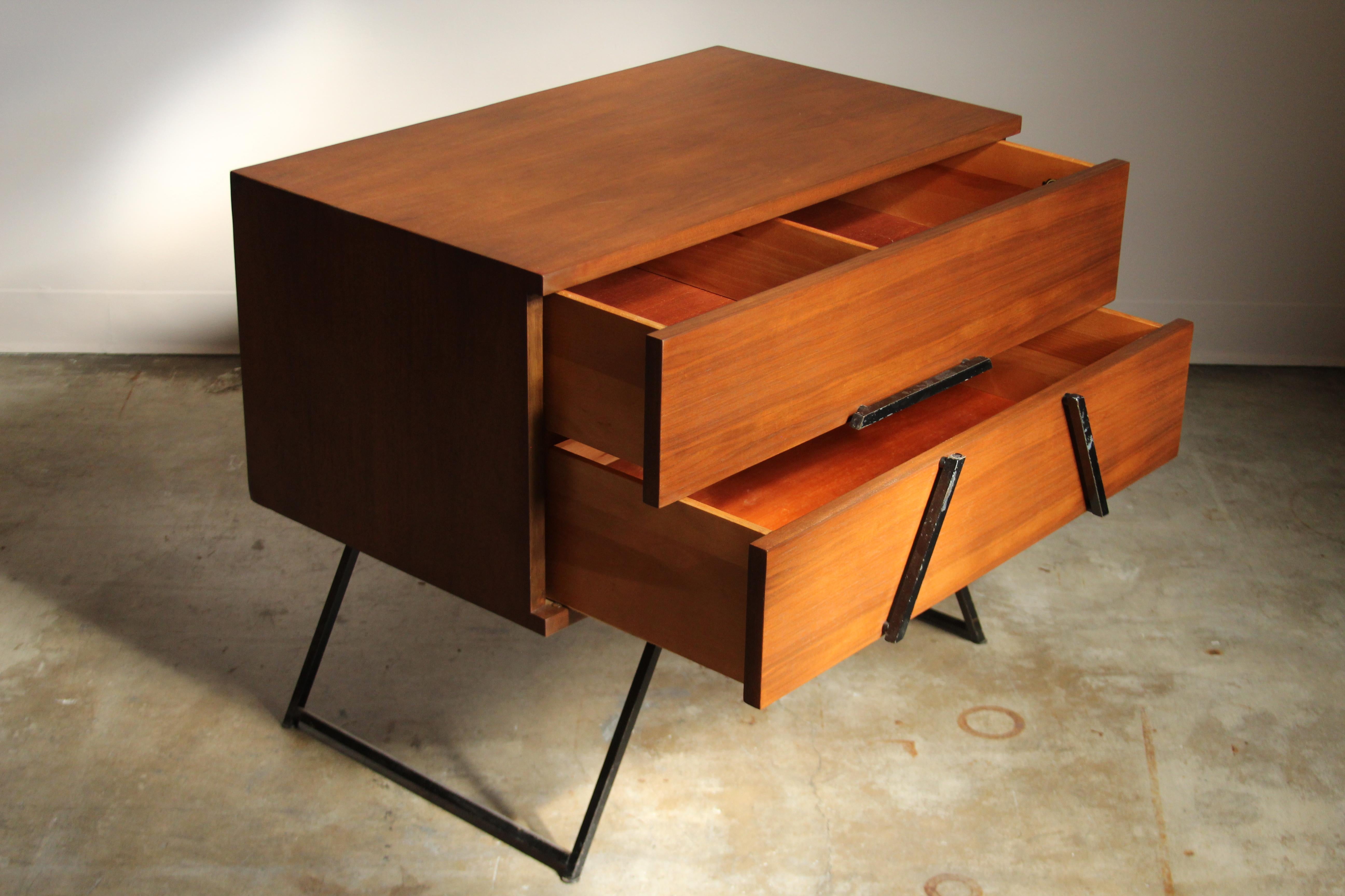Cassettiera in noce e ferro di Mel Smilow per Red Lion Furniture, anni '50 in vendita 1