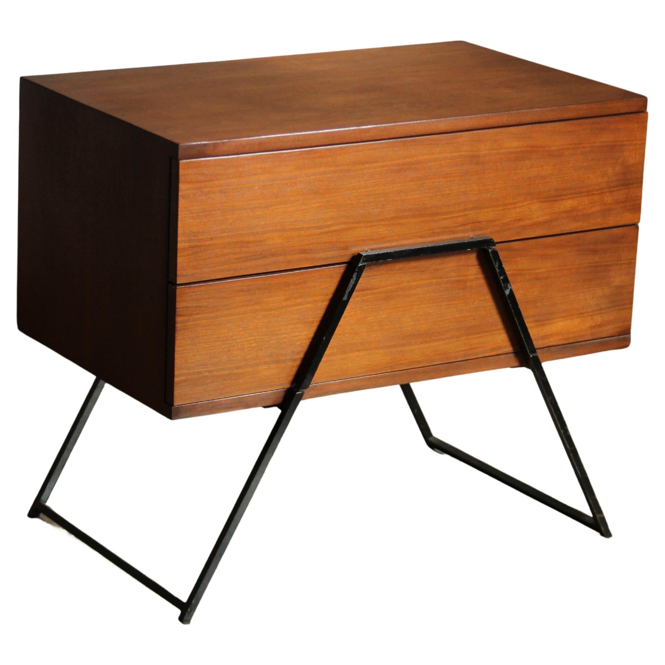 Cassettiera in noce e ferro di Mel Smilow per Red Lion Furniture, anni '50 in vendita