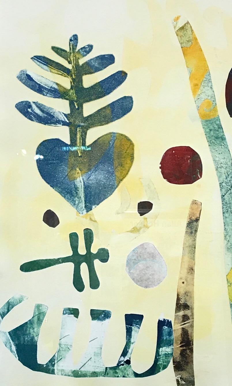 Die Missoula Crew, einzigartige Monotypie, Libelle, Herz, blau, rot, gelb und grün (Grau), Abstract Print, von Melanie Yazzie