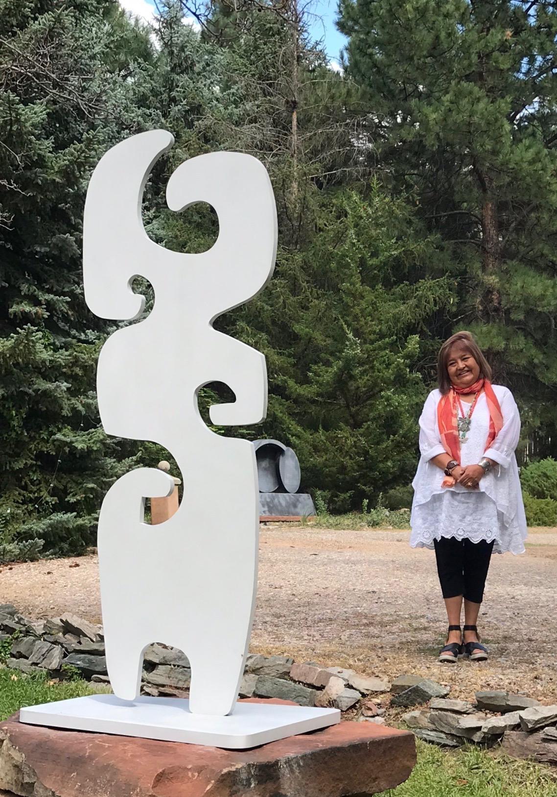 Großmutter, Silber Totem abstrakte Skulptur Navajo zeitgenössische, innen, außen limitierte Auflage von 8  
Basis misst 1,5" dickes Aluminium  36 breit 29 tief verjüngt sich auf 21

Als Grafikerin, Malerin und Bildhauerin stützt sich meine Arbeit