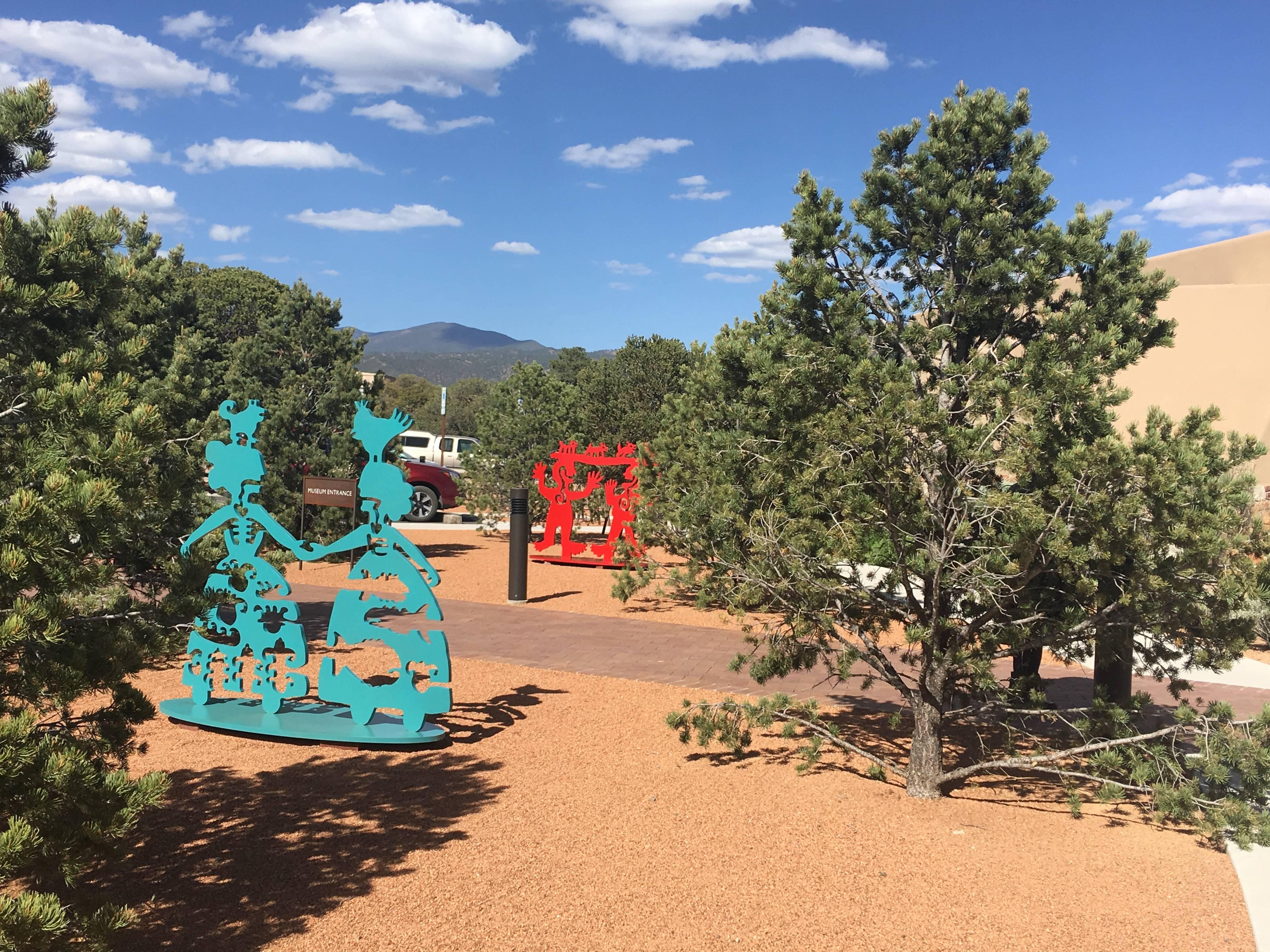Making New Friends, blaugrüne Aluminiumskulptur Koreanische und Navajo-Women im Freien, Outdoor-Herz (Zeitgenössisch), Sculpture, von Melanie Yazzie