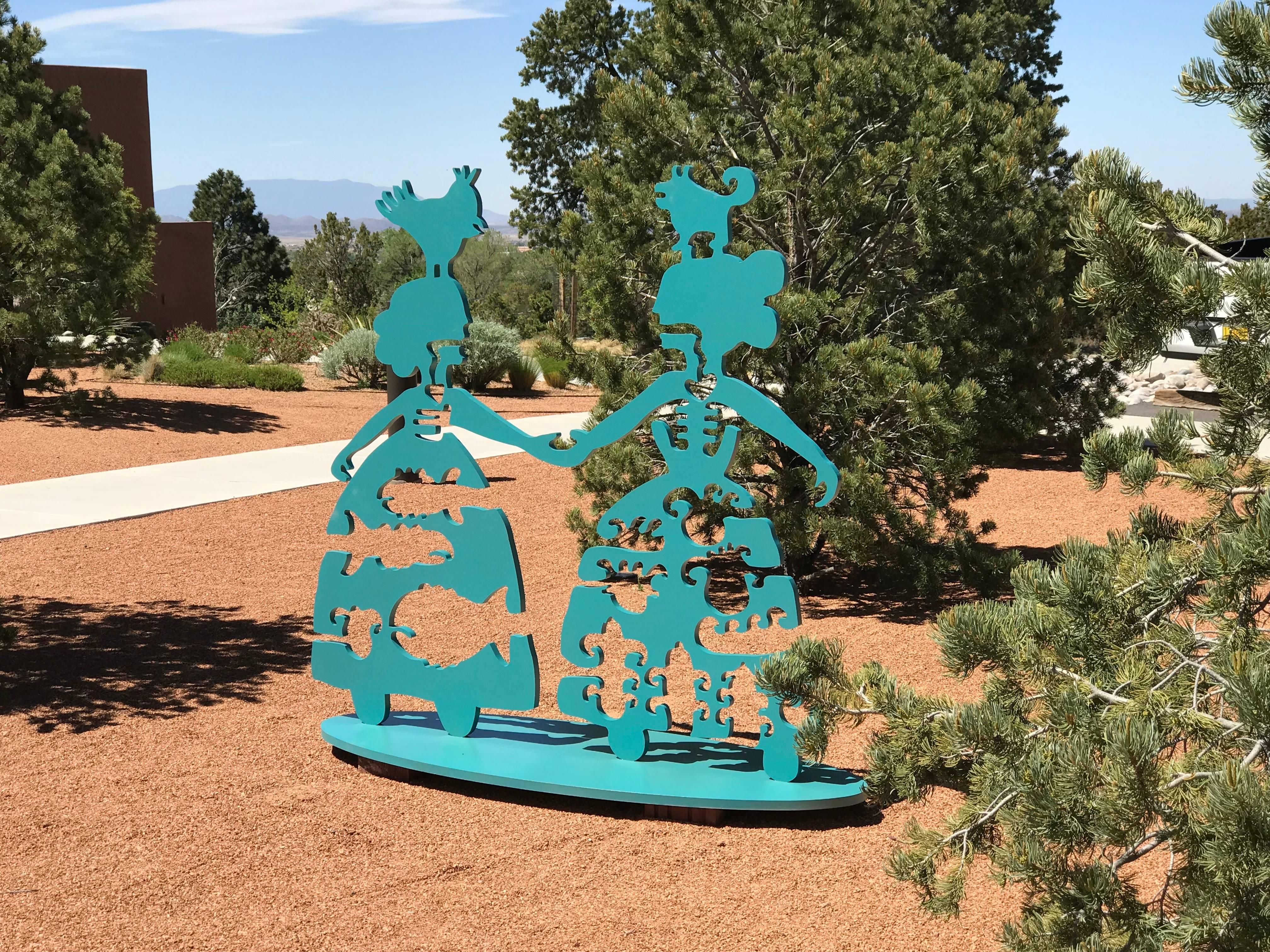 Making New Friends, blaugrüne Aluminiumskulptur Koreanische und Navajo-Women im Freien, Outdoor-Herz (Blau), Abstract Sculpture, von Melanie Yazzie