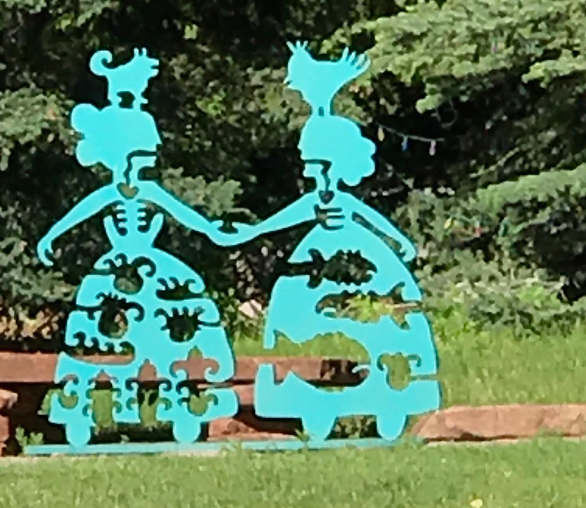 Making New Friends, blaugrüne Aluminiumskulptur Koreanische und Navajo-Women im Freien, Outdoor-Herz – Sculpture von Melanie Yazzie