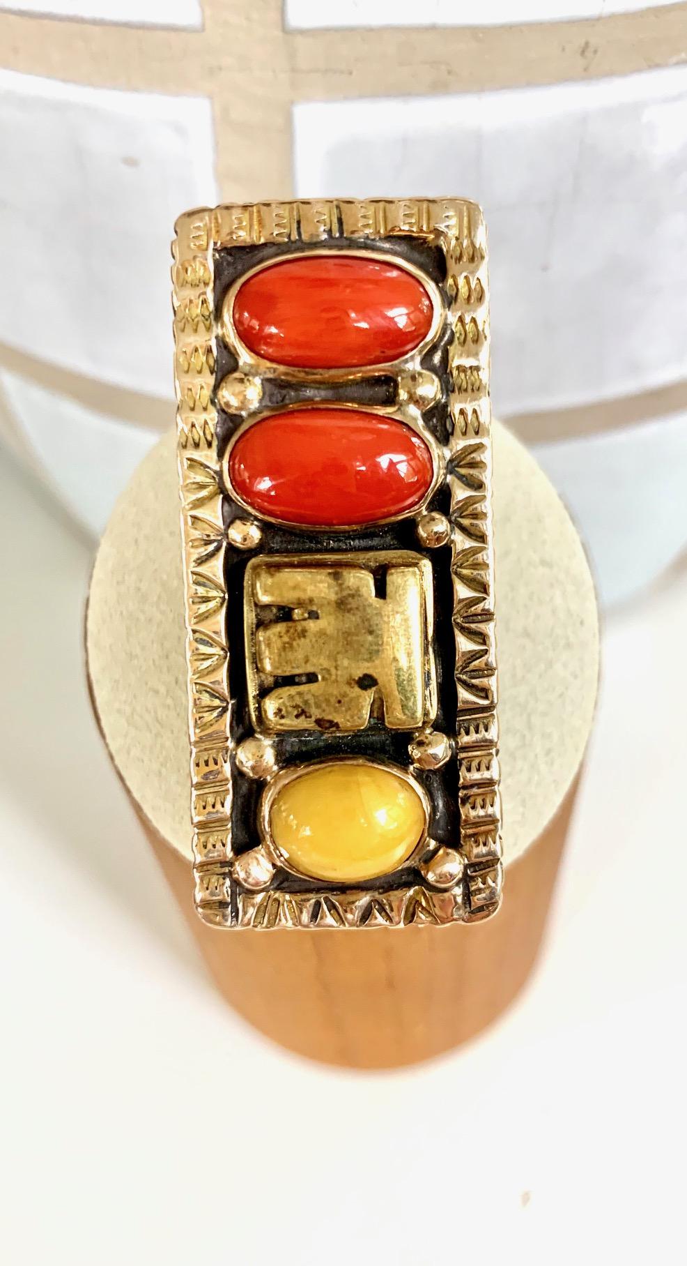 Dieser schöne signierte Melanie Deluca oval:: Lachs Korallen Cabochon Ring verfügt über zwei 7 x 13mm Steine und 1 7x11mm gelben Stein Cabochon.   Diese Schönheiten sind in Sterling Silber und 14k Gelbgold gefasst.  

Länge des Rings:  21x 48mm