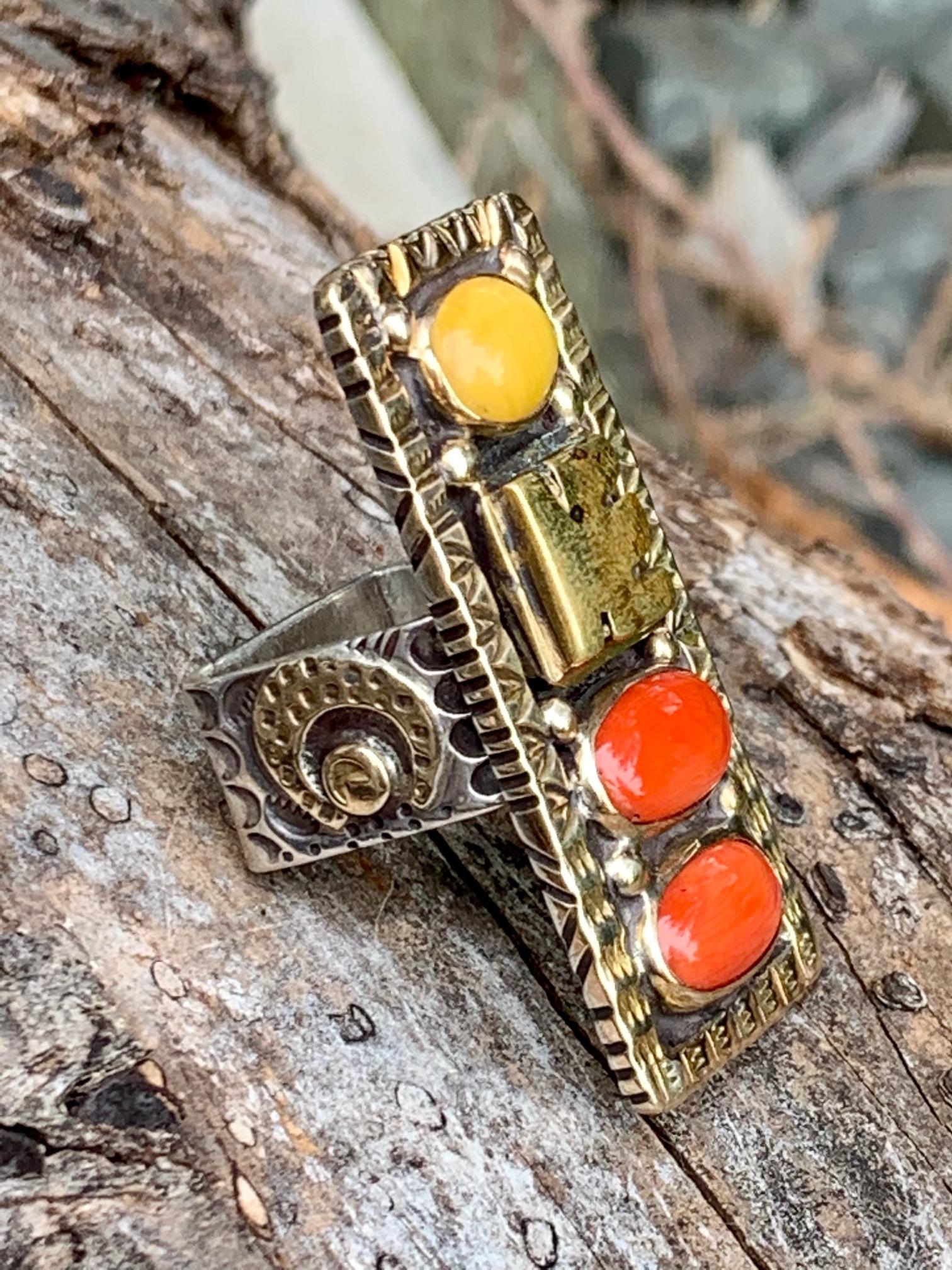Melanie Deluca signiert Koralle Sterling Silber und 14 Karat Gelbgold Rin -Größe 7 (Cabochon)