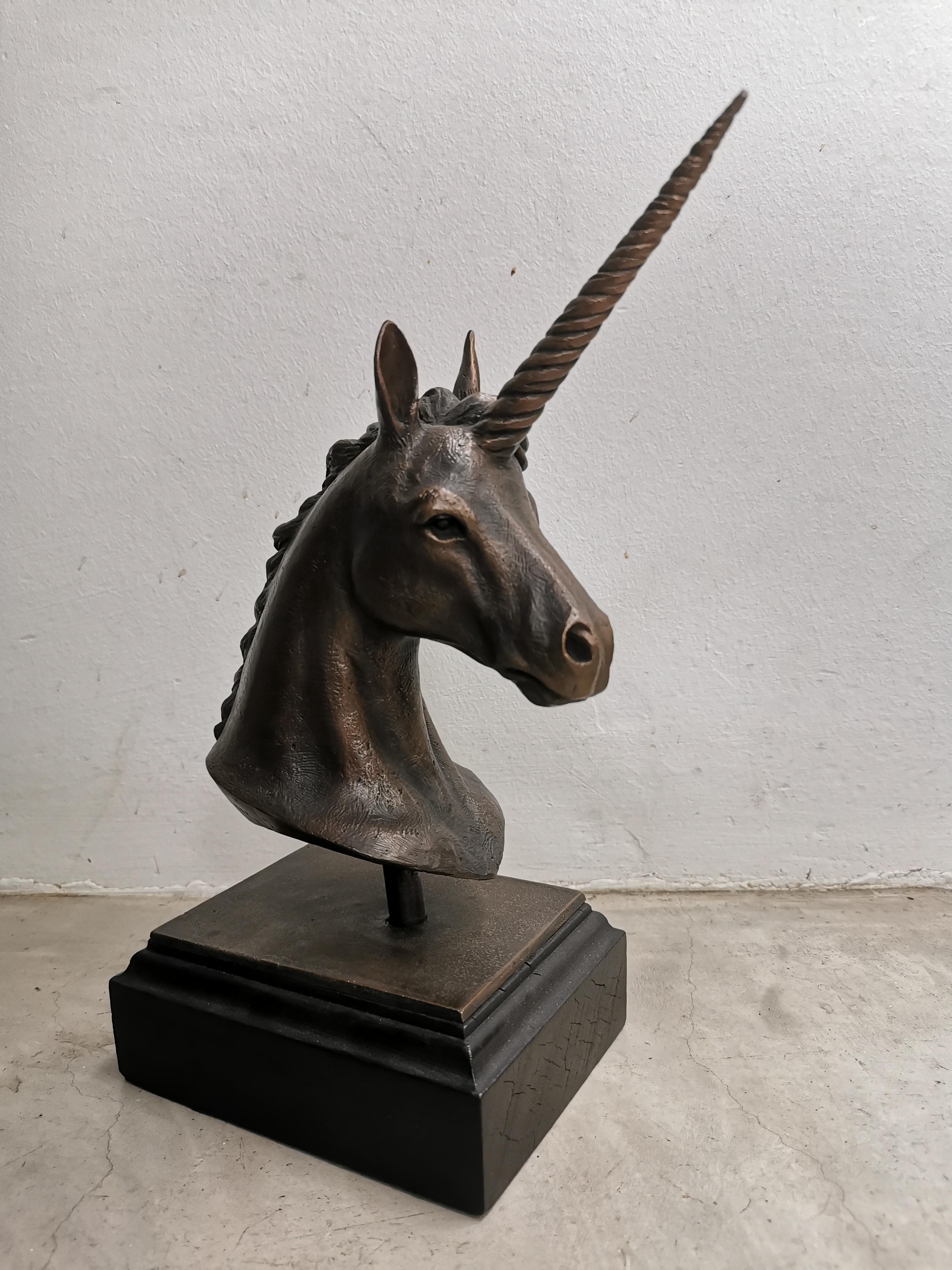 Bronze-Büste-Skulptur „Einhorn“ in limitierter Auflage – Sculpture von Melani Louwrens