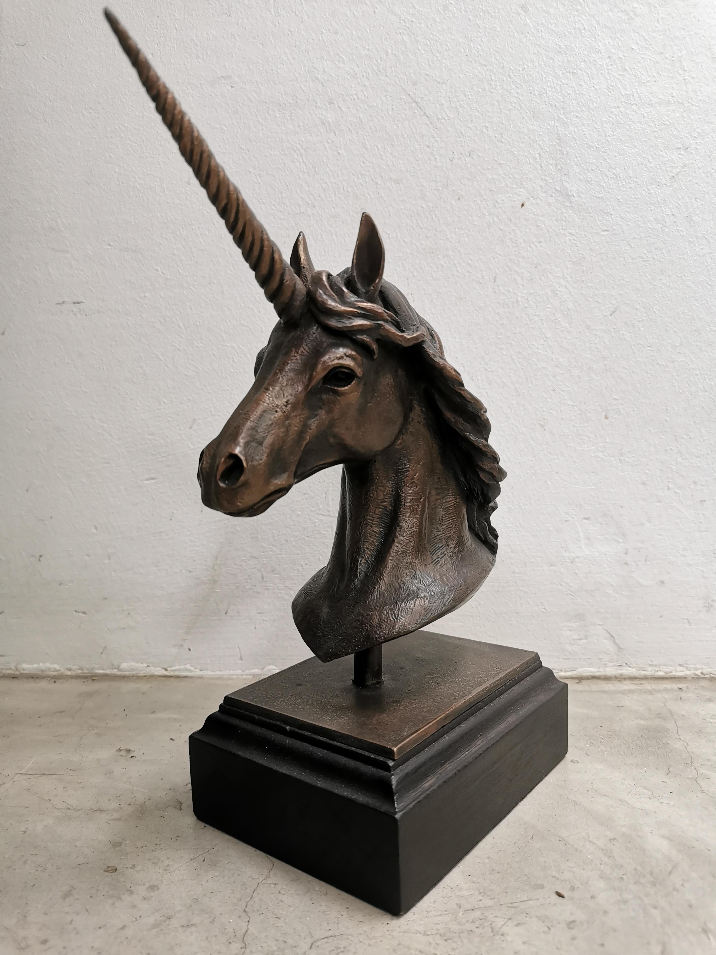 Figurative Sculpture de Melani Louwrens - Edición Limitada Escultura Busto de Bronce "Unicornio"