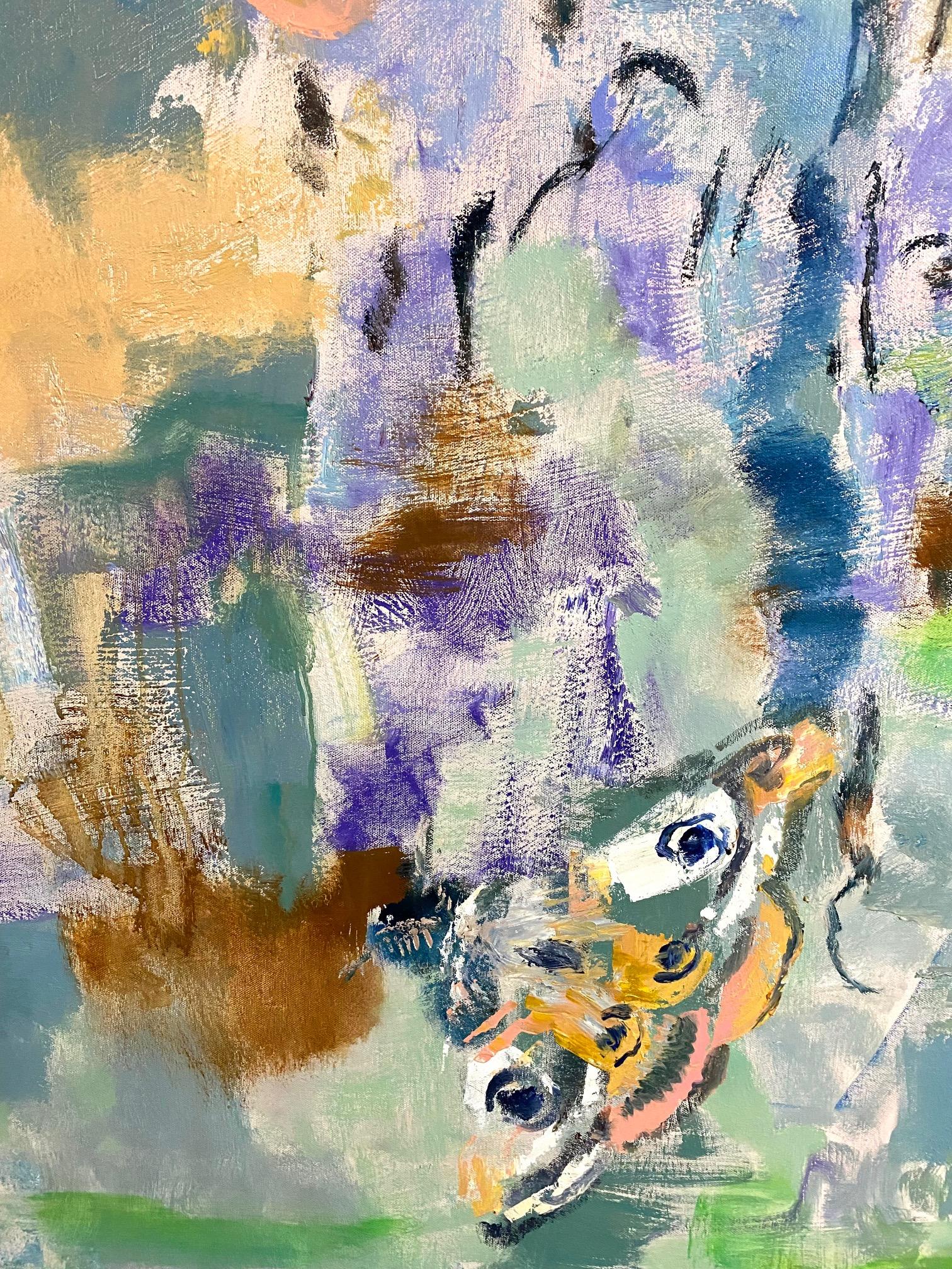 In questo dipinto contemporaneo a olio su tela, vivaci pennellate astratte in lilla, viola, blu, marrone, pesca, rosa e verde intenso su uno sfondo morbido e screziato di verde menta pallido e blu grigio chiaro suggeriscono fiori, botanica e una