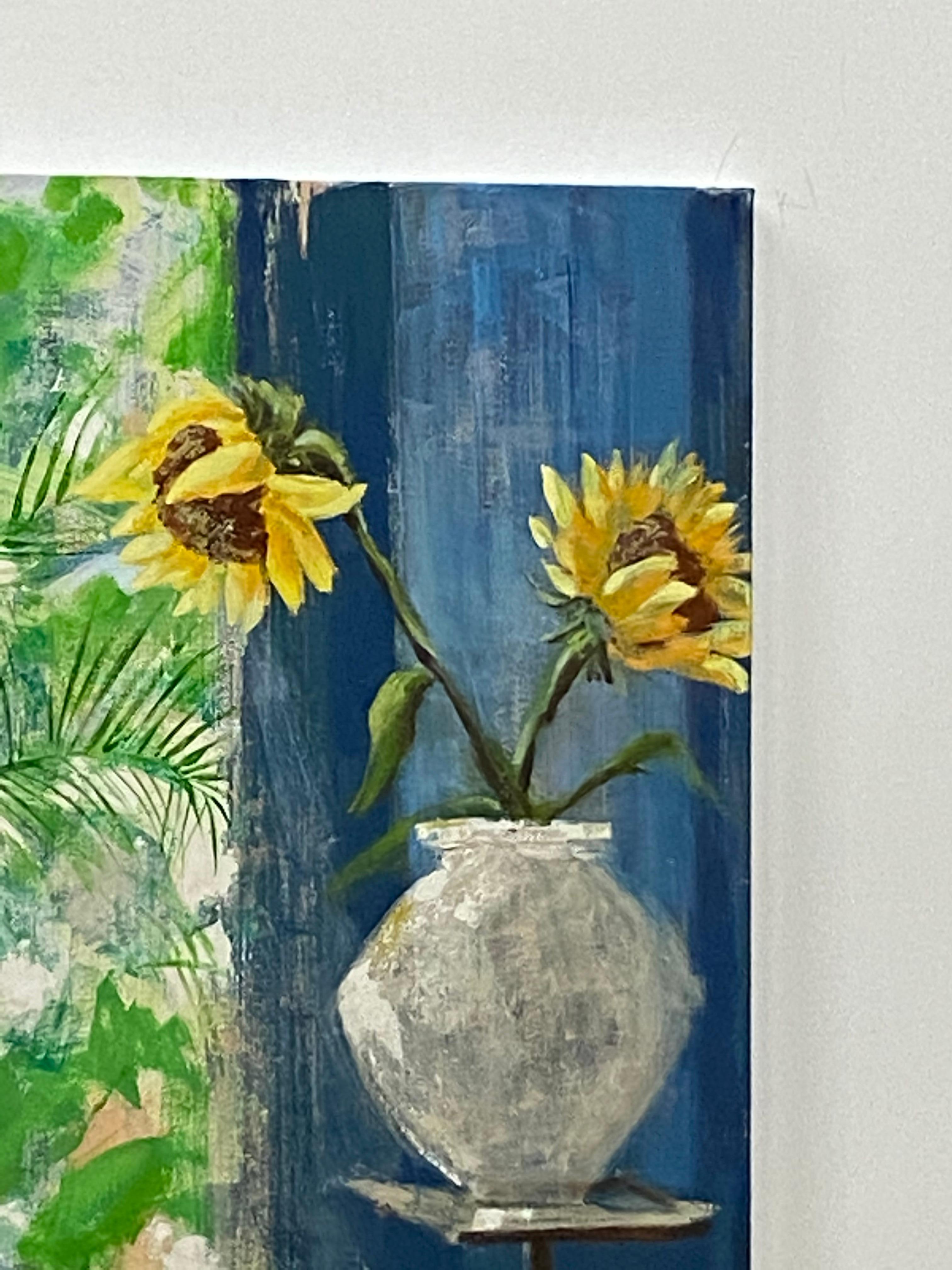 Arezzo-Sonnen, gelbe Sonnenblumen, Fenster, blaues botanisches Stillleben im Innenraum im Angebot 13
