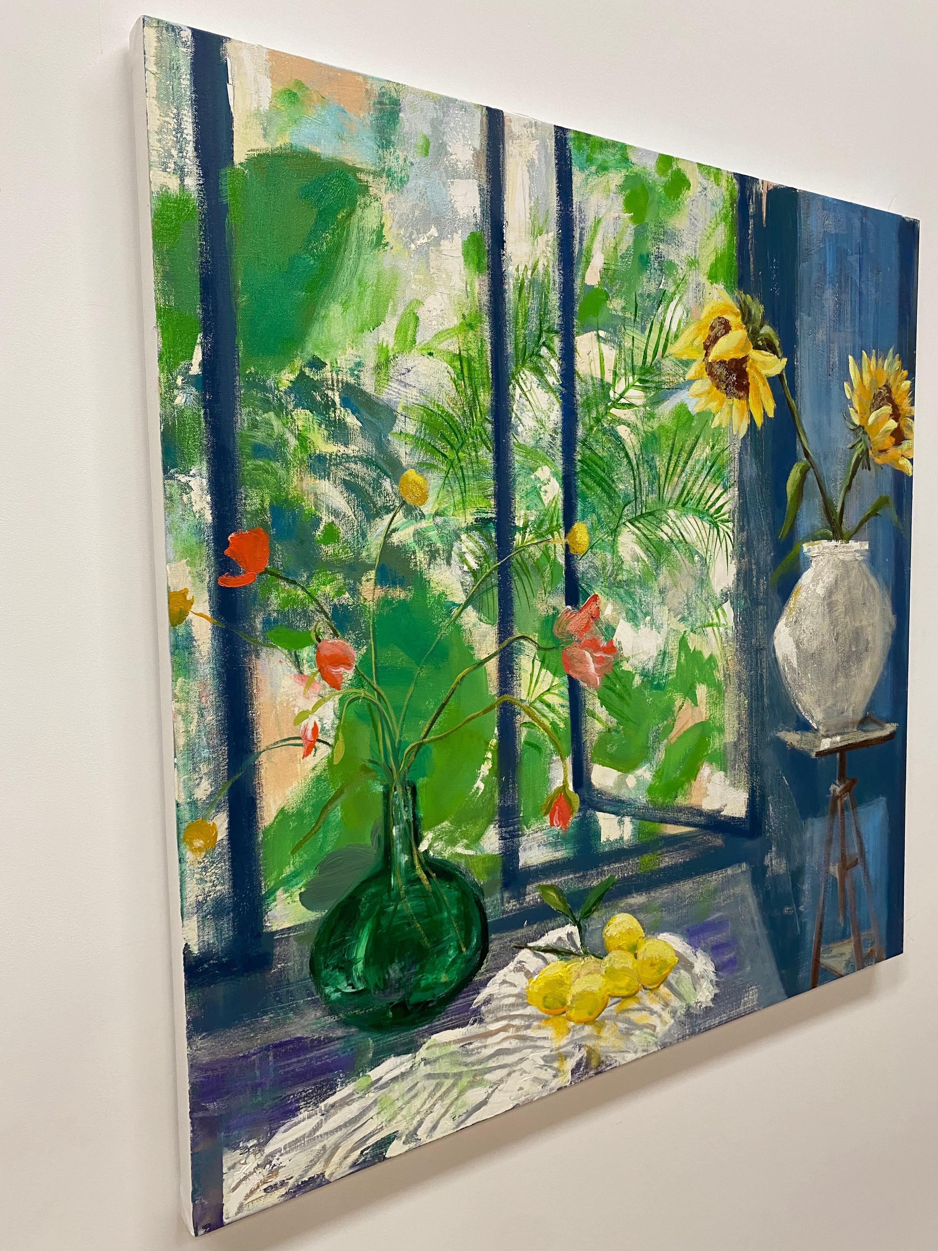 Arezzo-Sonnen, gelbe Sonnenblumen, Fenster, blaues botanisches Stillleben im Innenraum im Angebot 14