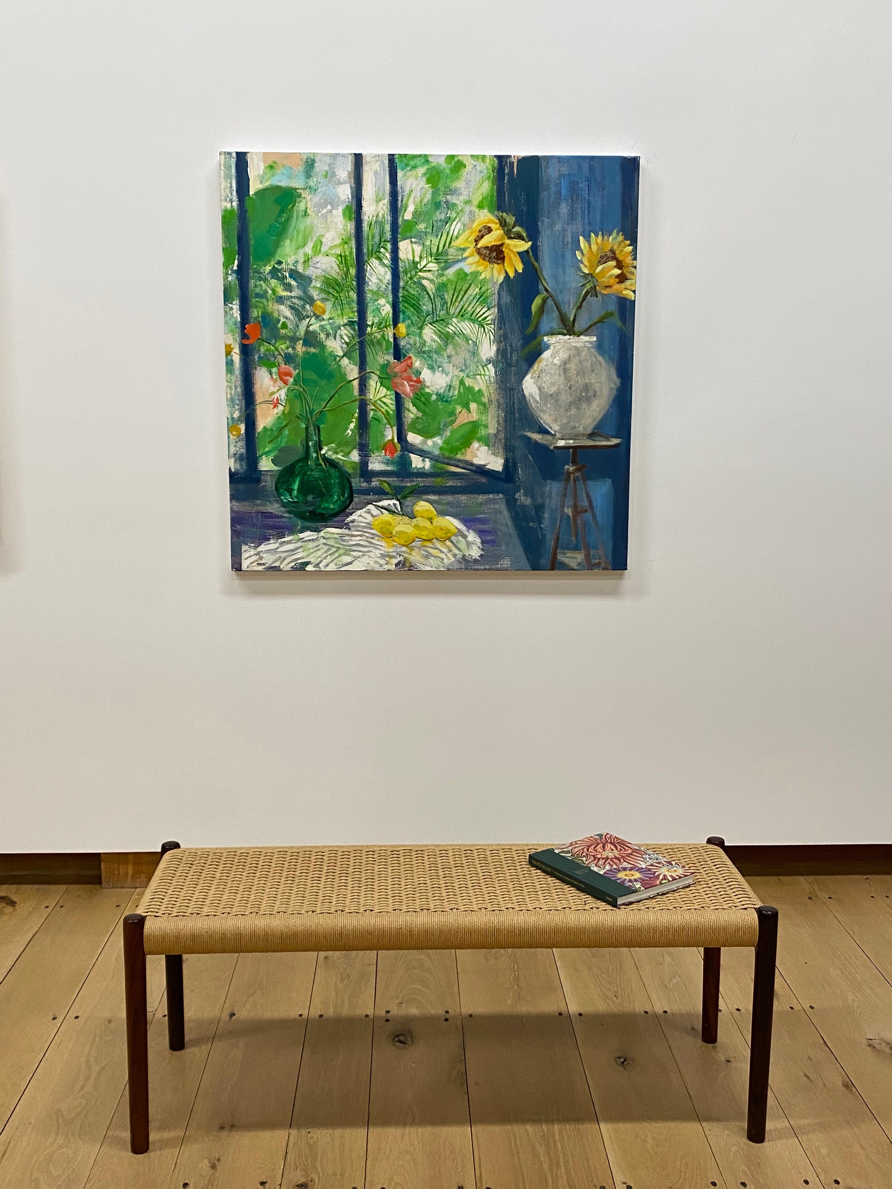 Arezzo-Sonnen, gelbe Sonnenblumen, Fenster, blaues botanisches Stillleben im Innenraum – Painting von Melanie Parke