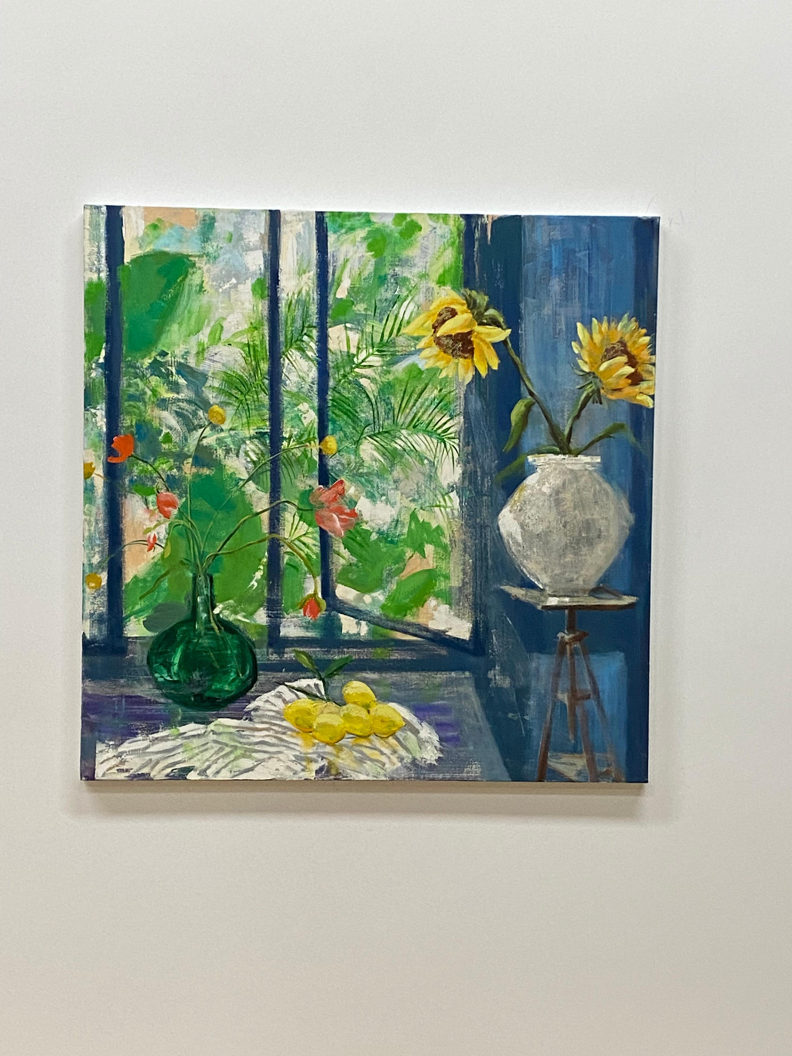 Arezzo-Sonnen, gelbe Sonnenblumen, Fenster, blaues botanisches Stillleben im Innenraum (Zeitgenössisch), Painting, von Melanie Parke