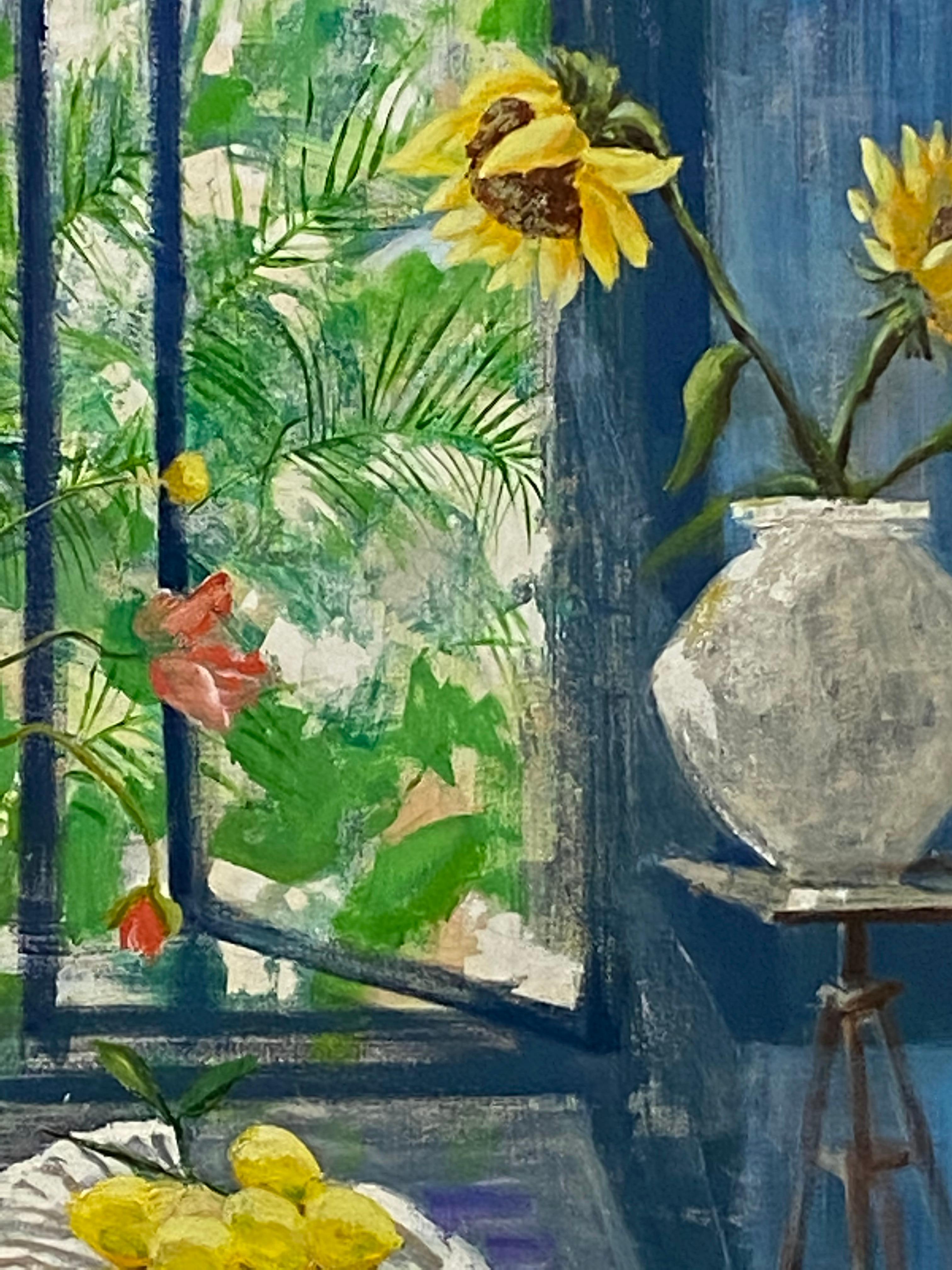 Arezzo-Sonnen, gelbe Sonnenblumen, Fenster, blaues botanisches Stillleben im Innenraum im Angebot 1