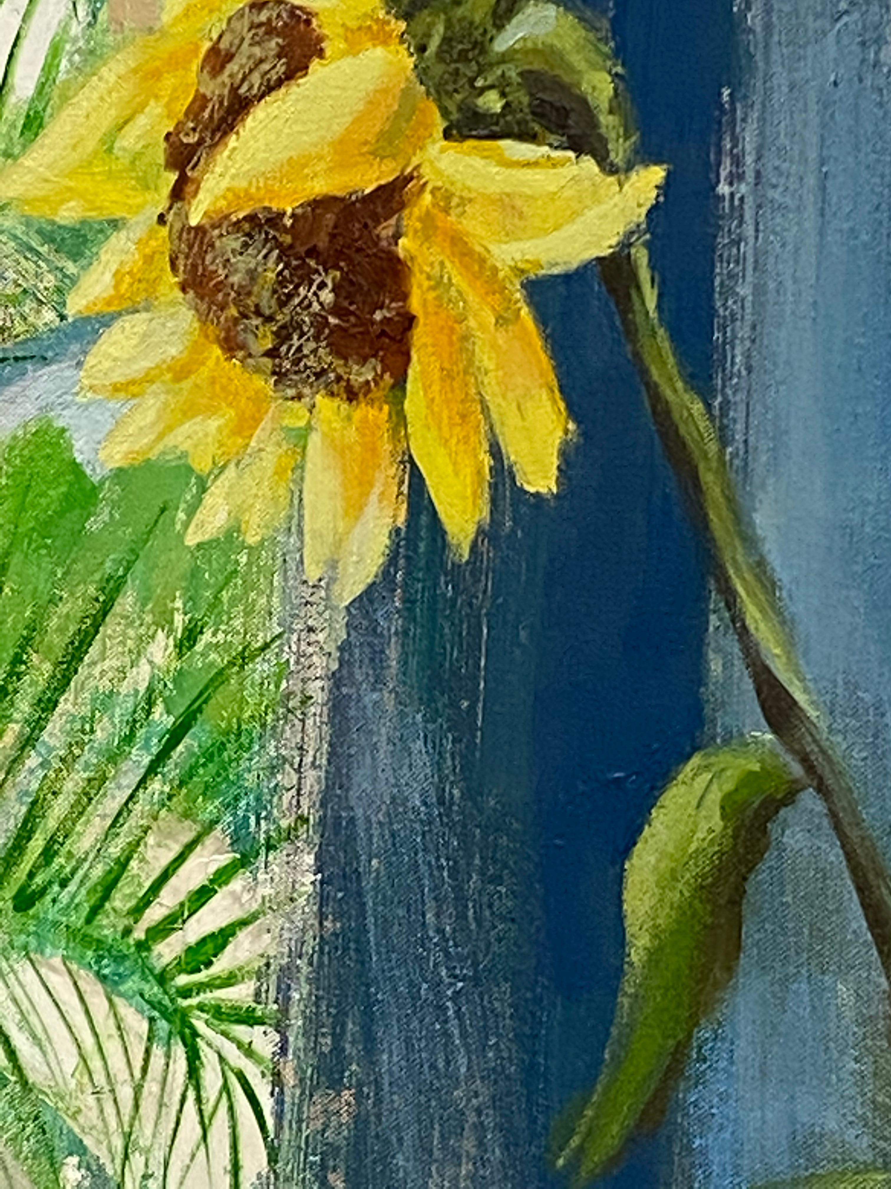 Arezzo-Sonnen, gelbe Sonnenblumen, Fenster, blaues botanisches Stillleben im Innenraum im Angebot 4