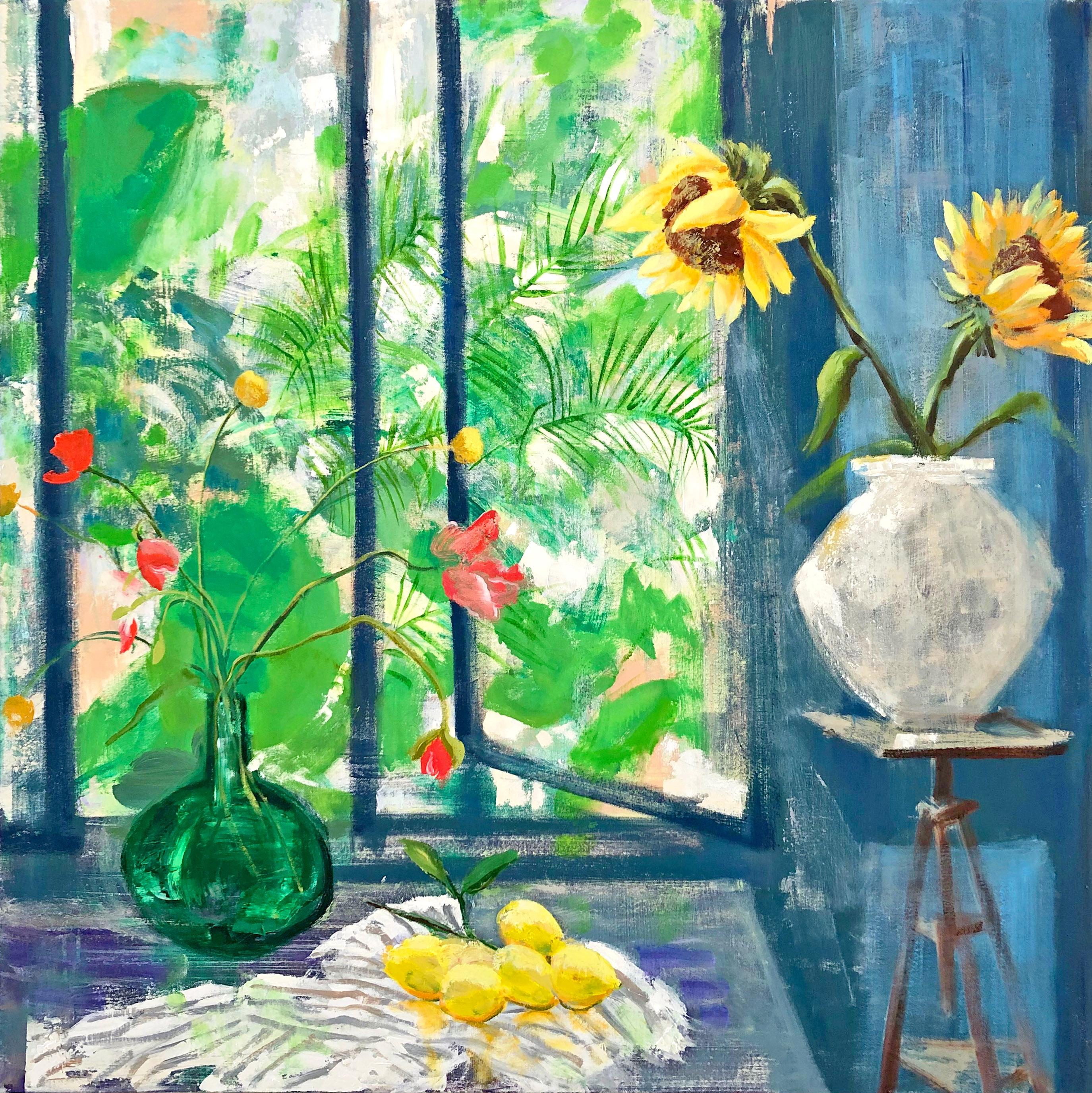 Melanie Parke Interior Painting – Arezzo-Sonnen, gelbe Sonnenblumen, Fenster, blaues botanisches Stillleben im Innenraum