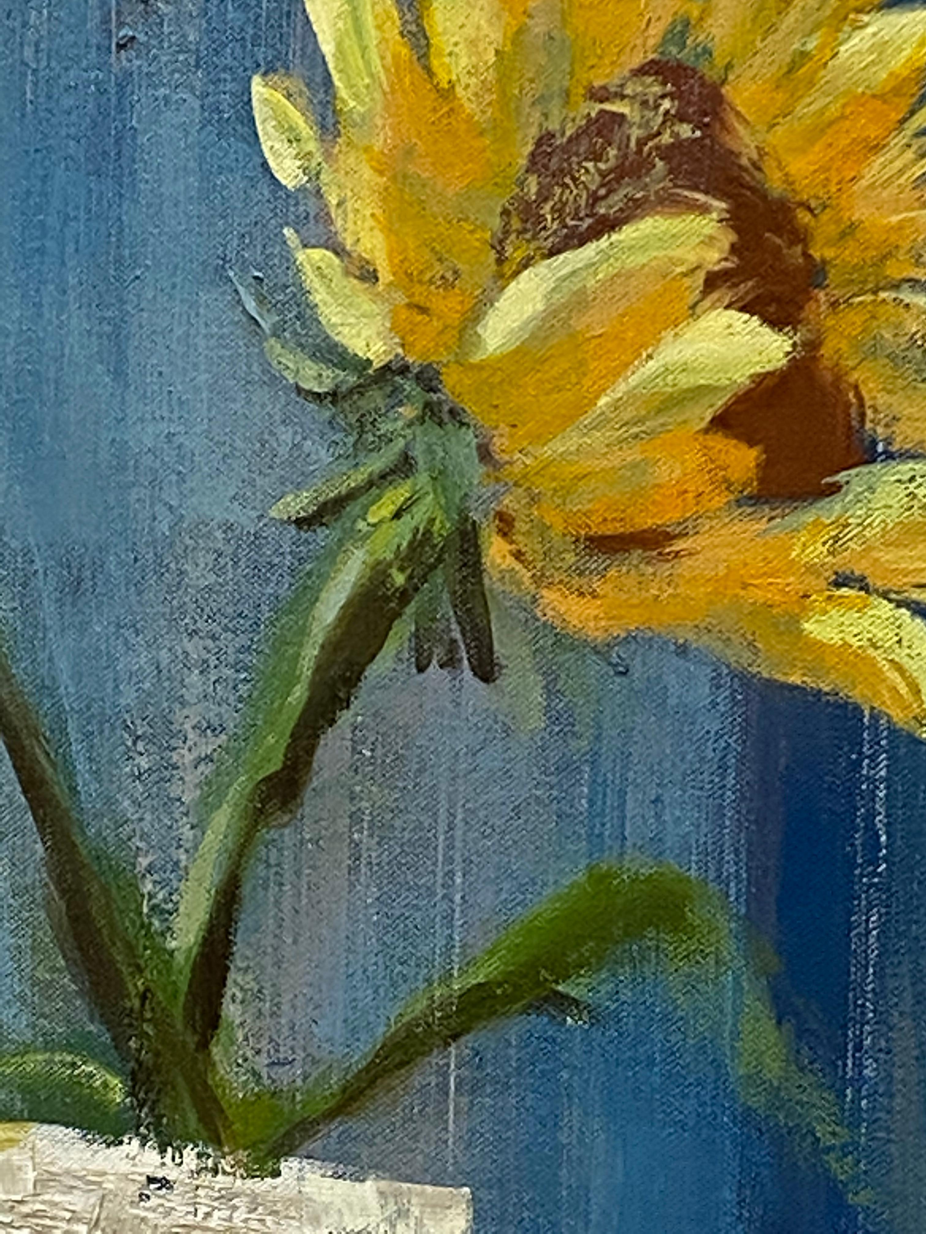 Arezzo Sun - Girasoles Amarillos Interior Azul Naturaleza Muerta Floral Botánica, 2021 en venta 5